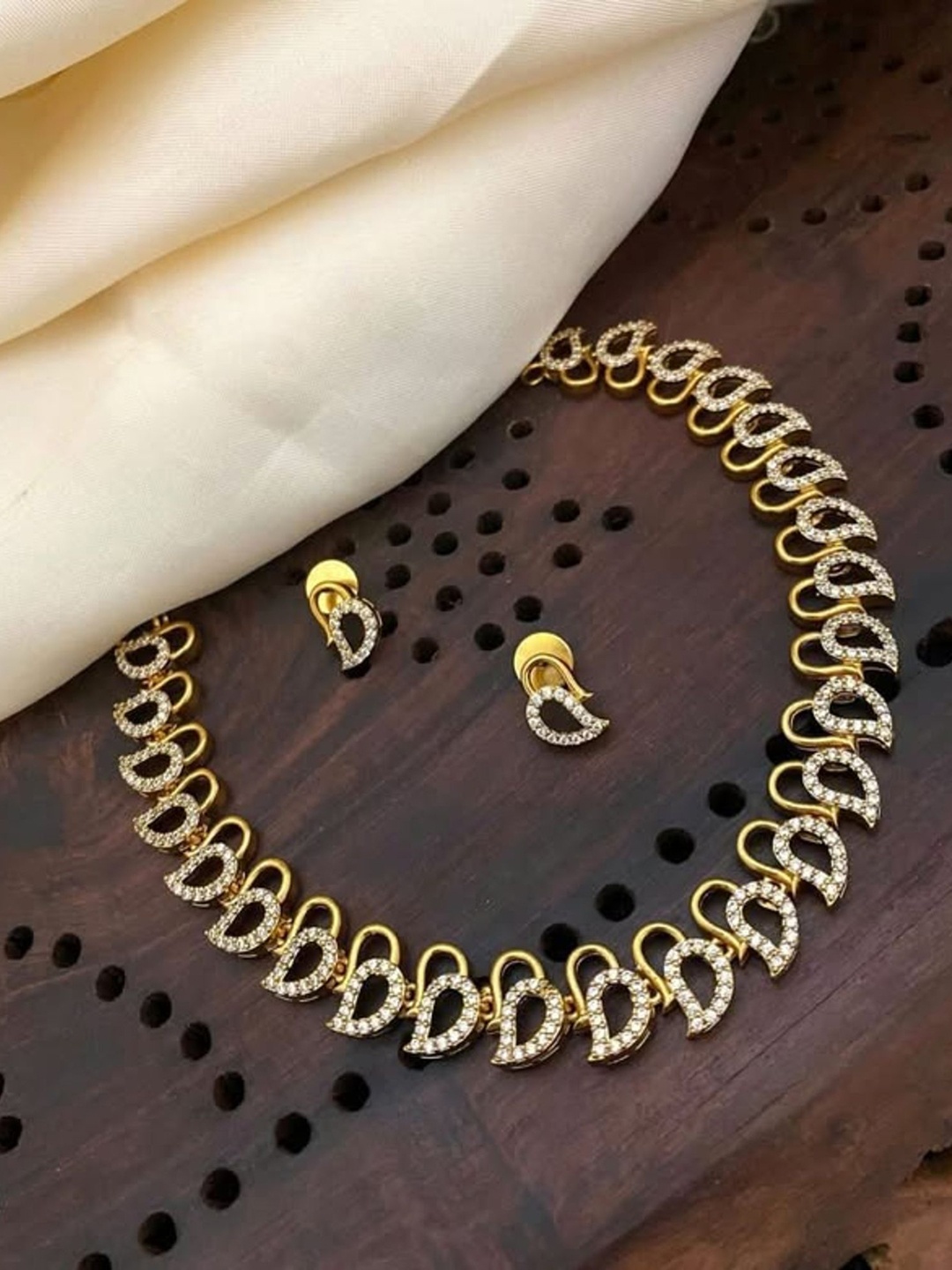 

Rangrozo Jewellery Gold-Plated Artificial Stones Studded Jewellery Set
