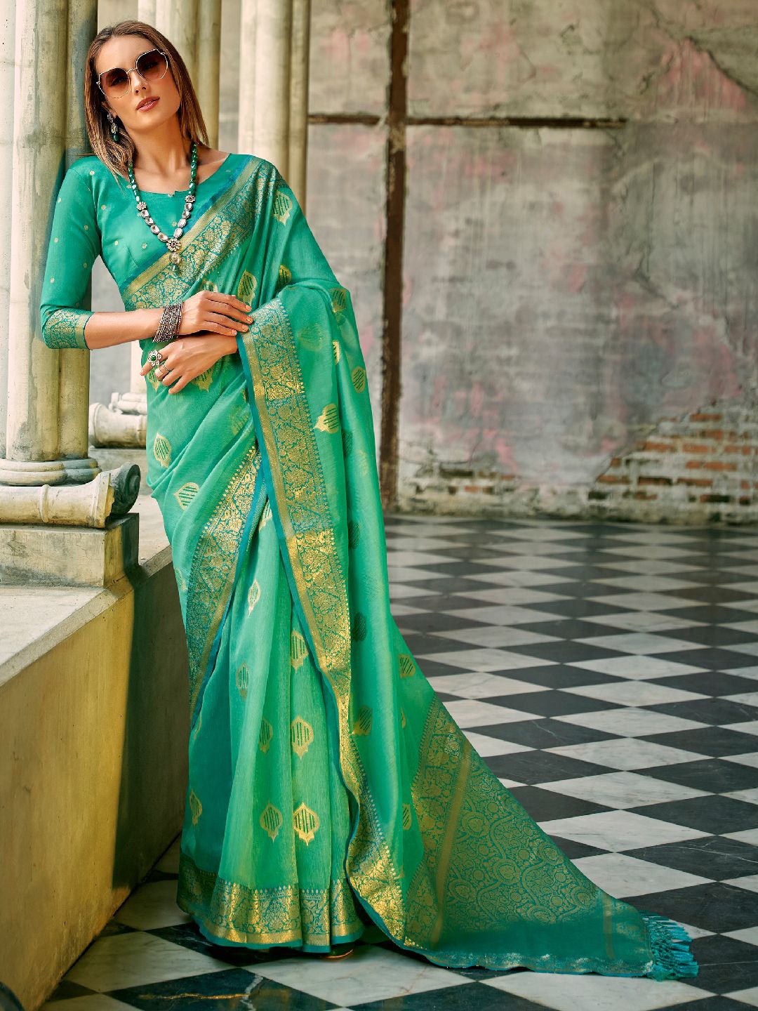 

DIVASTRI Ethnic Motifs Zari Tissue Saree, Green