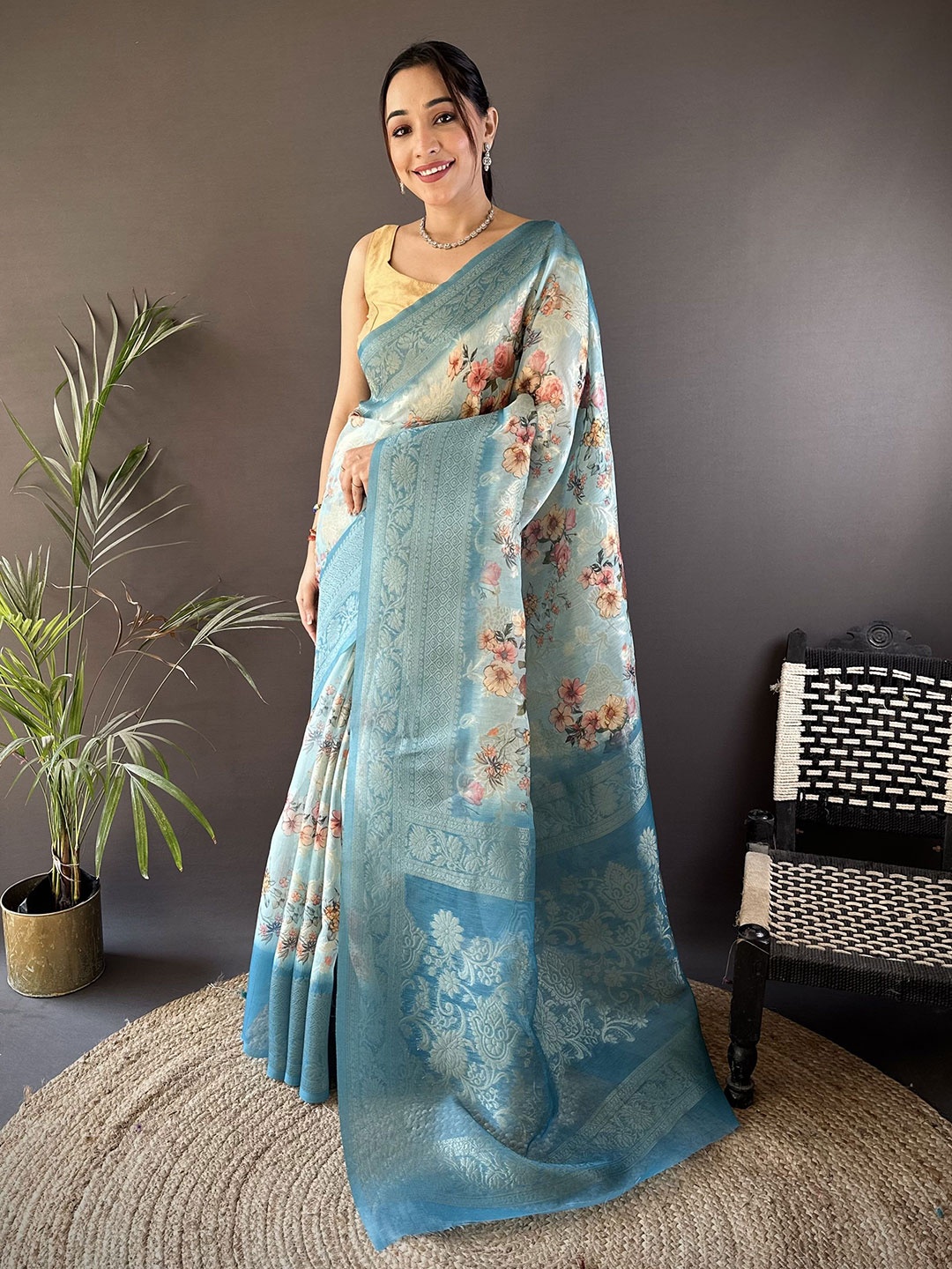 

DIVASTRI Floral Zari Silk Blend Saree, Blue