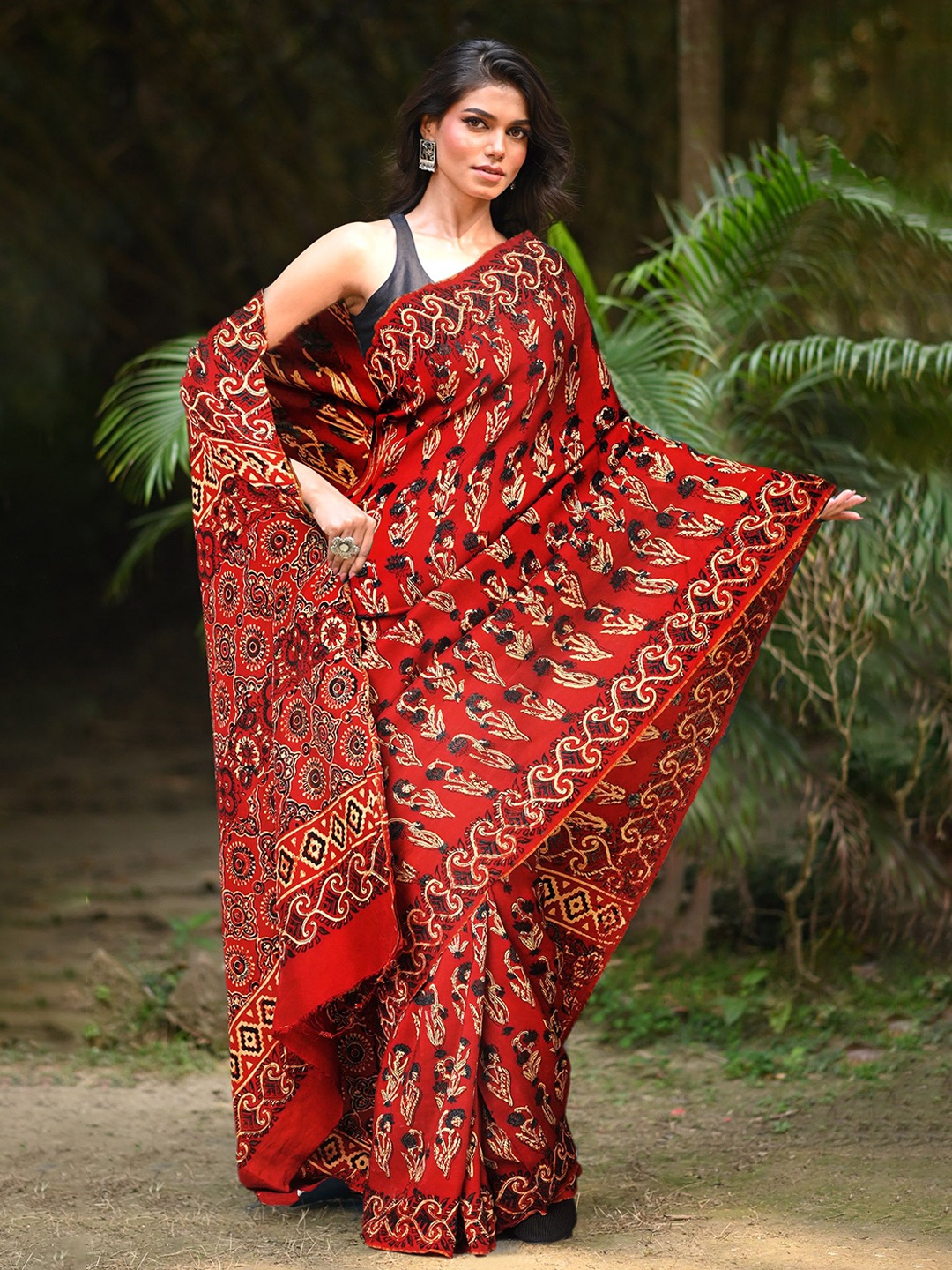 

Unnati Silks Ethnic Motifs Art Silk Handloom Block Print Saree, Red