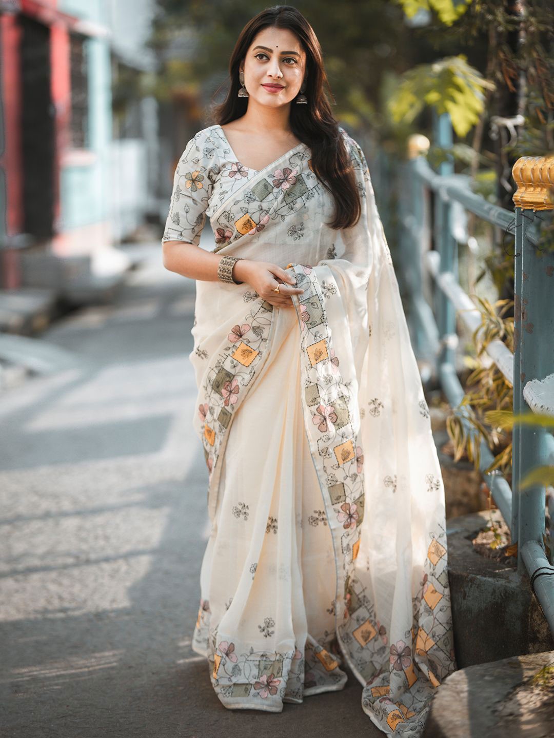 

DIVASTRI Floral Embroidered Linen Blend Designer Saree, White