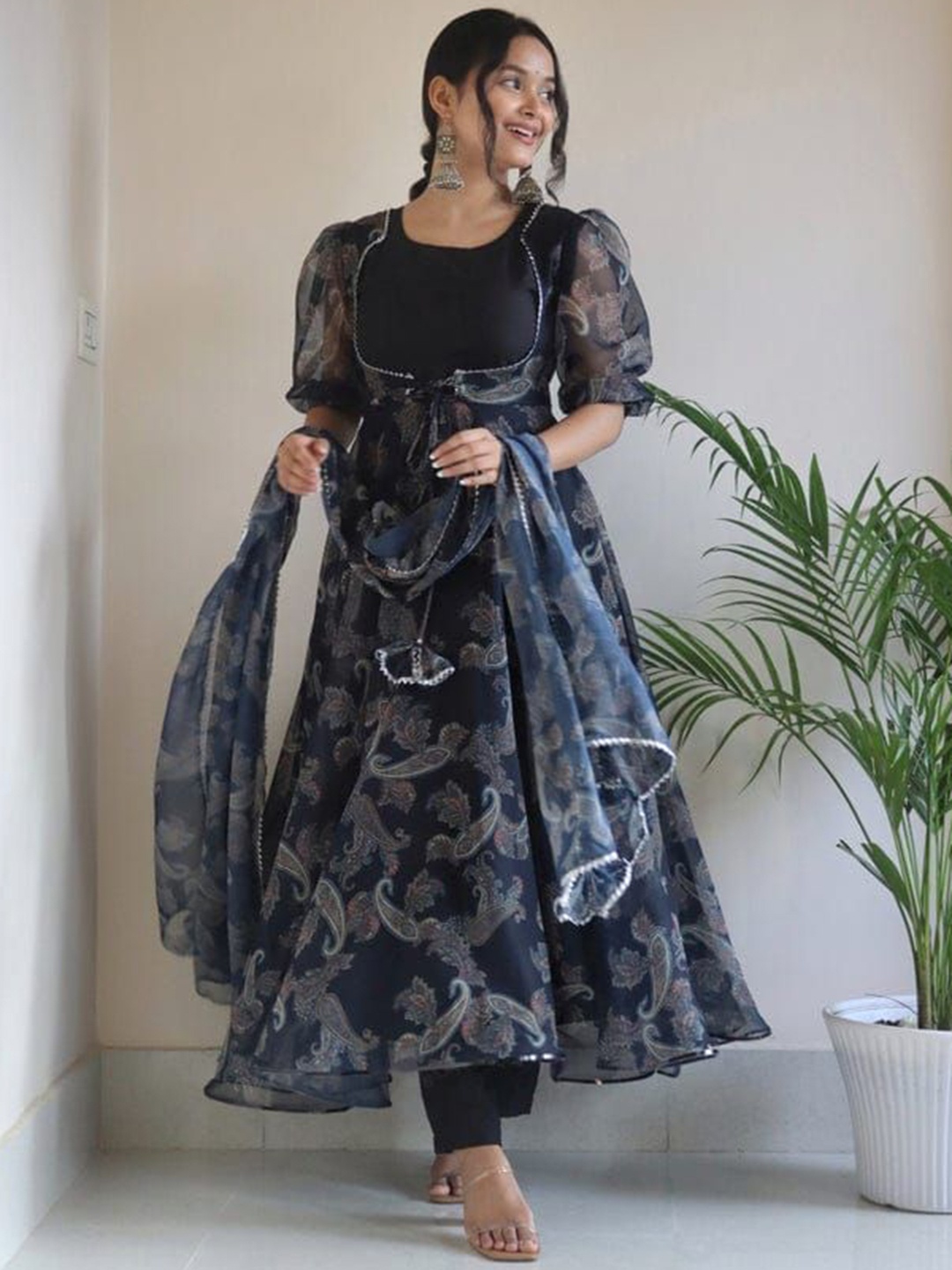 

SHISHKALA Paisley Printed Round Neck Organza Anarkali Kurta With Dupatta, Black