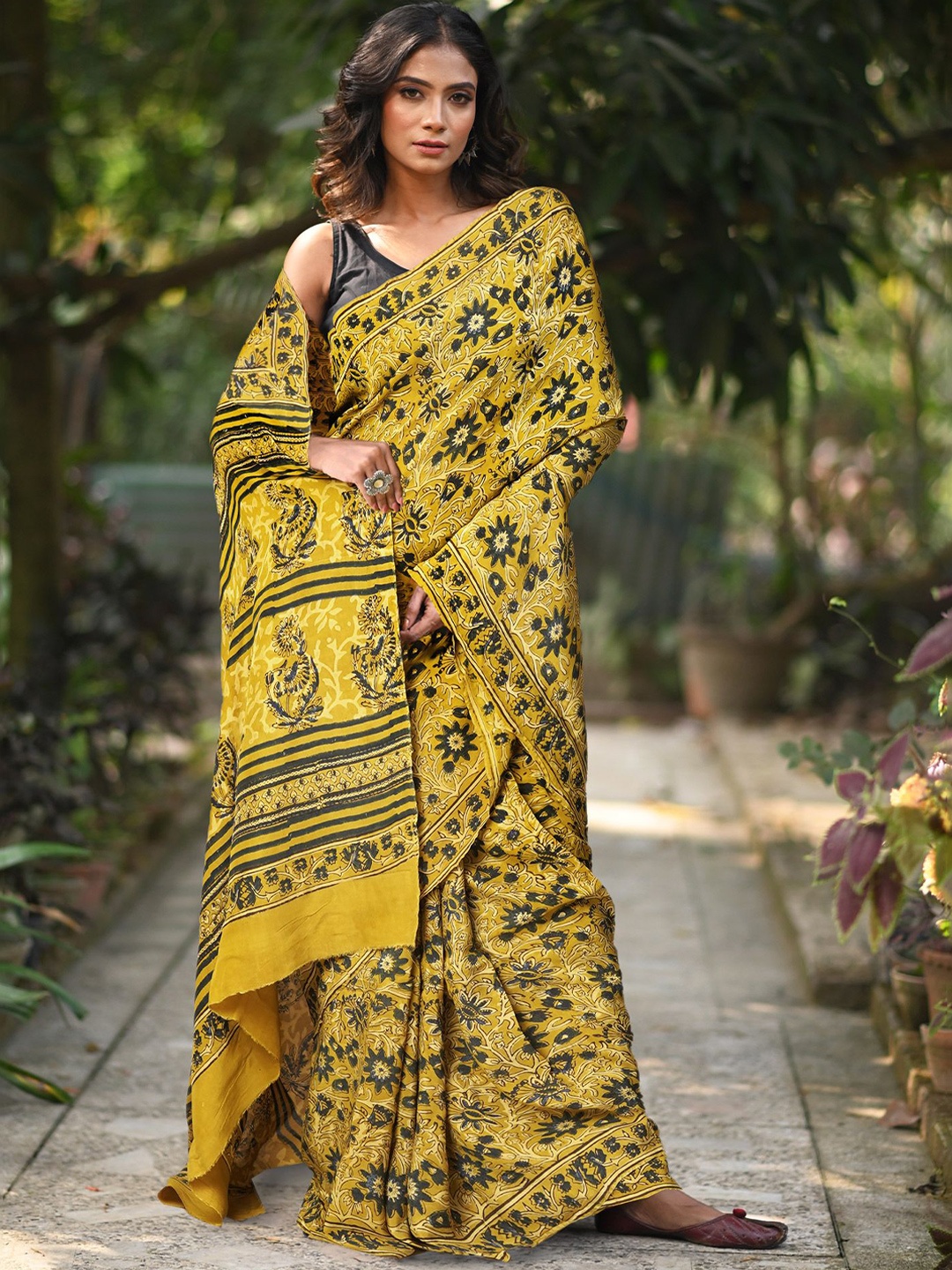 

Unnati Silks Ethnic Motifs Art Silk Handloom Block Print Saree, Yellow
