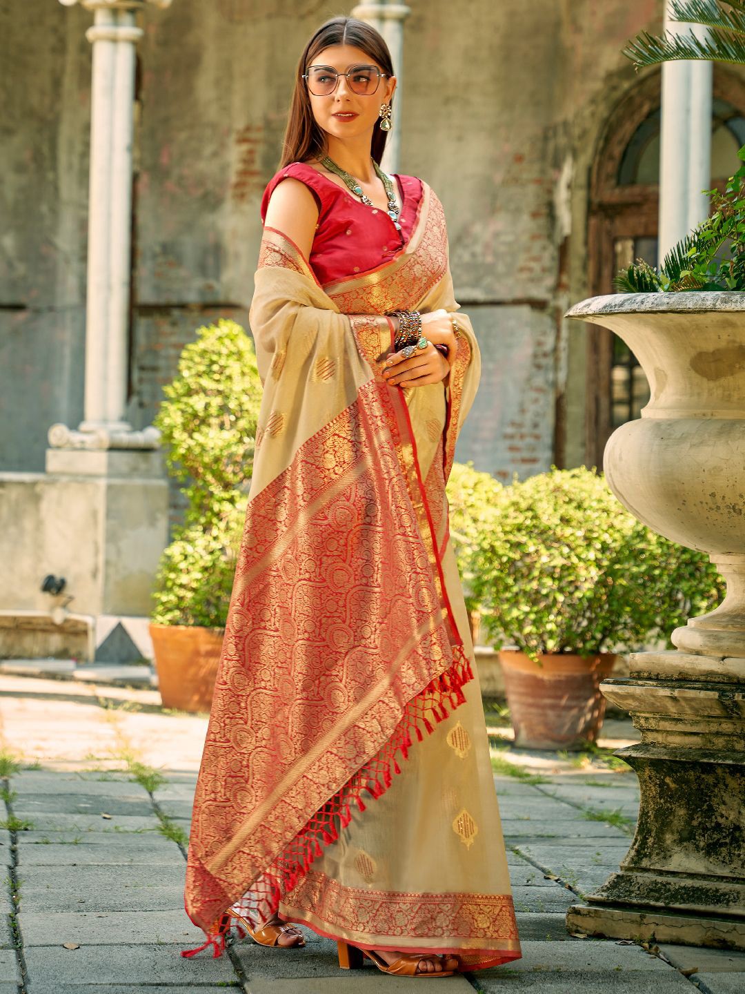 

DIVASTRI Woven Design Zari Tissue Designer Saree, Beige