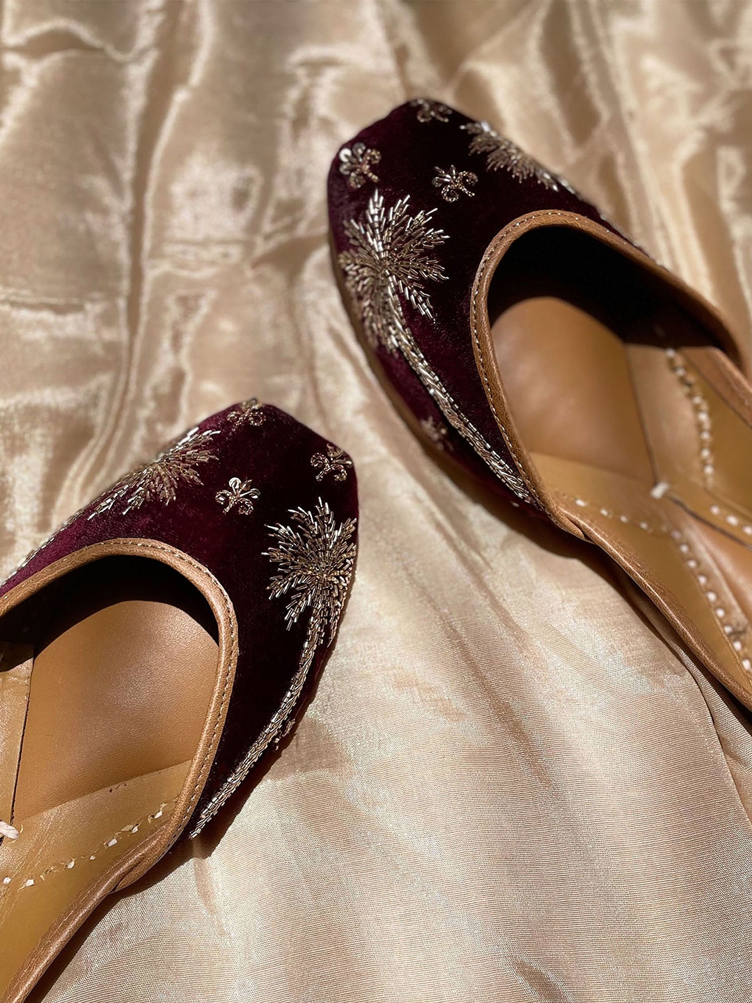

Kurrbat Women Embellished Ethnic Mojaris Flats, Maroon