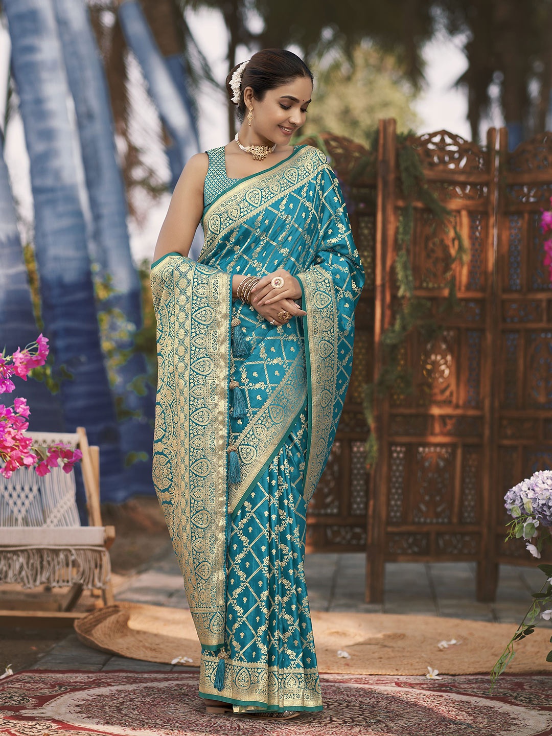 

MANOHARI Woven Design Zari Satin Banarasi Saree, Turquoise blue