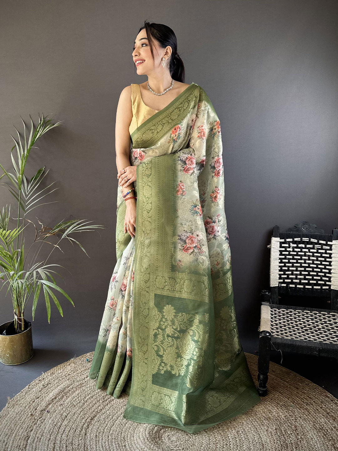 

DIVASTRI Floral Zari Silk Blend Saree, Green