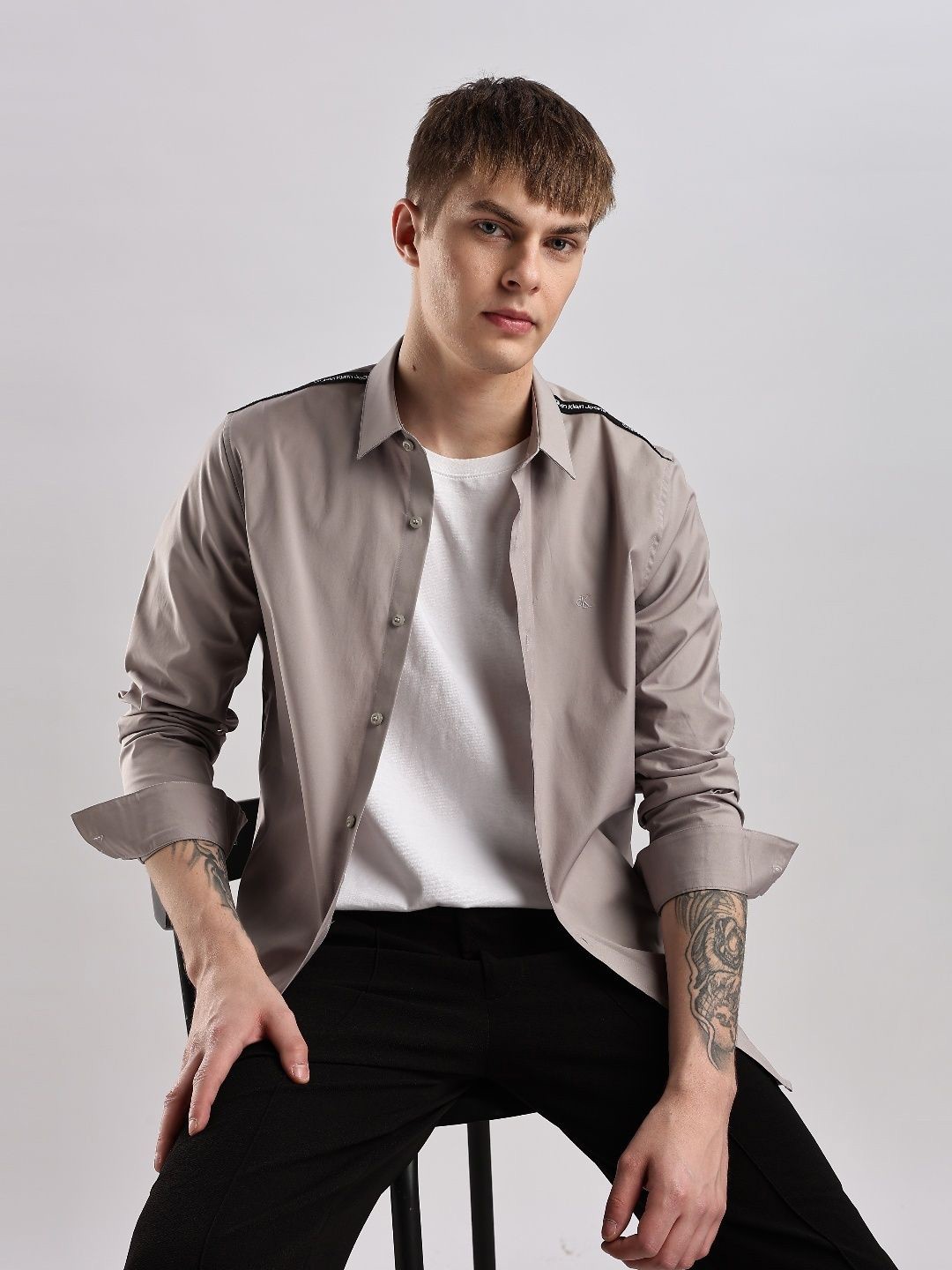 

Calvin Klein Jeans Men Classic Slim Fit Opaque Casual Shirt, Grey