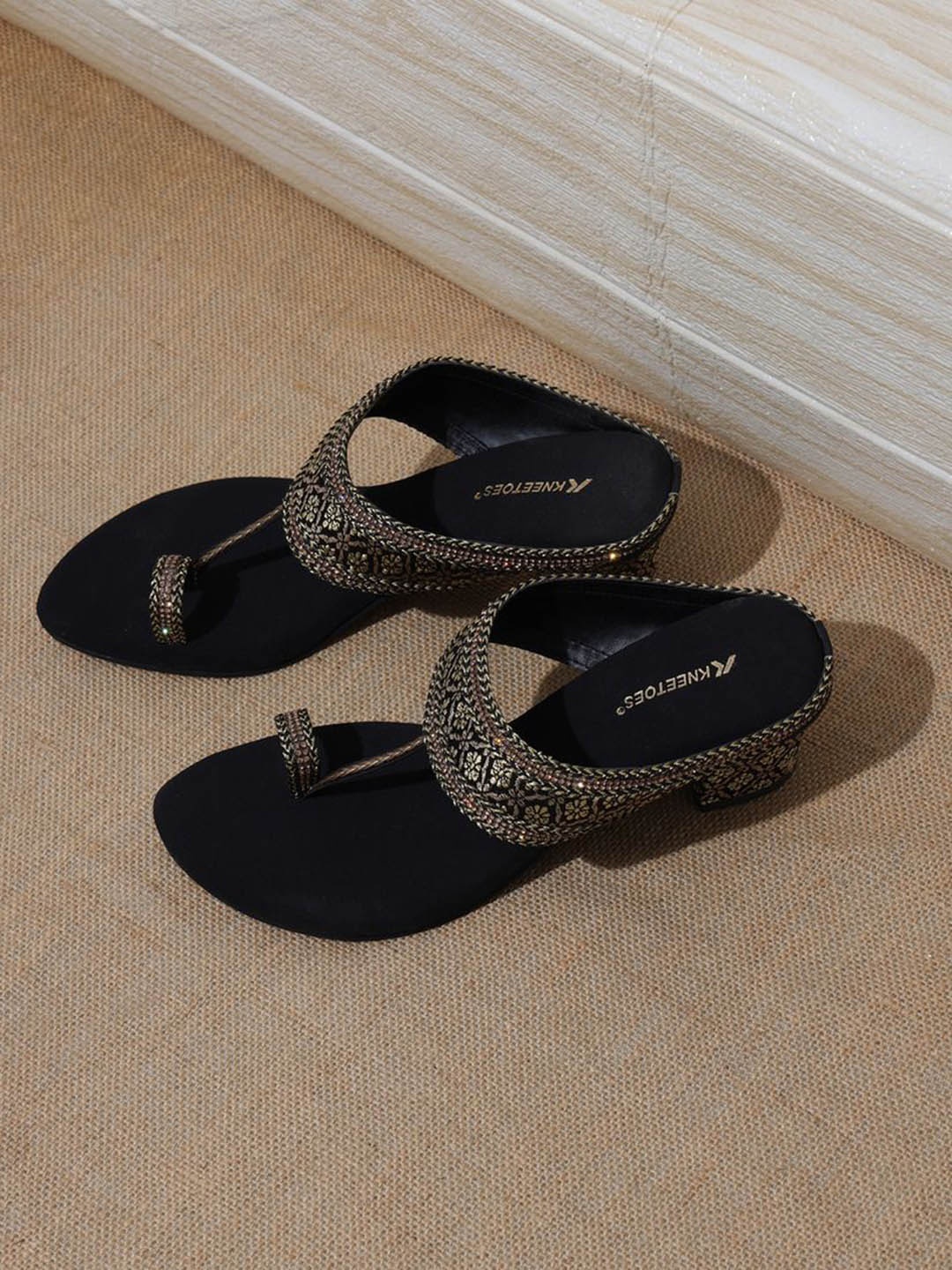 

KNEETOES Women One Toe Flats, Black