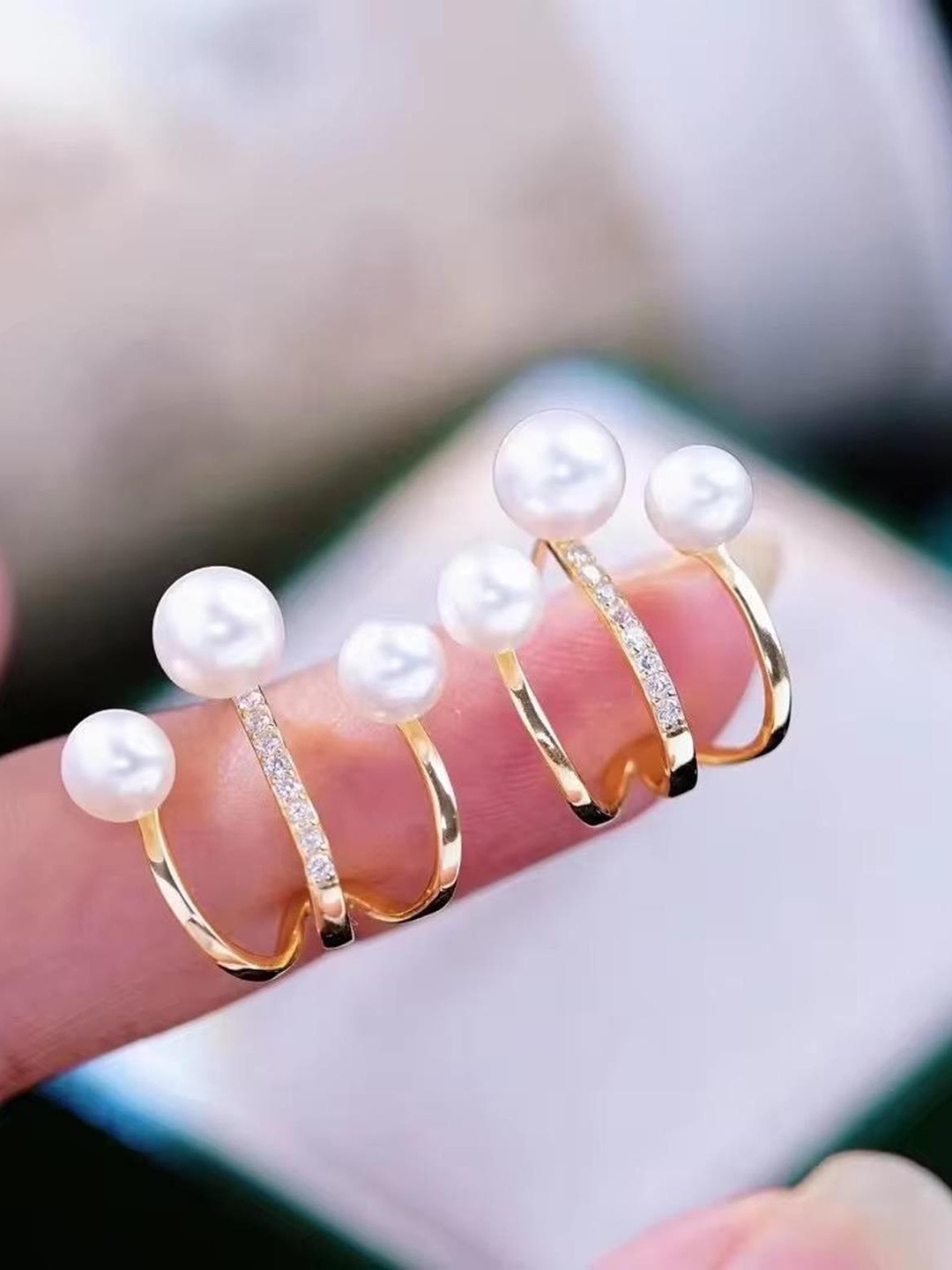 

MADDY SPACE Set of 2 Gold-Plated Contemporary Pearls Studs