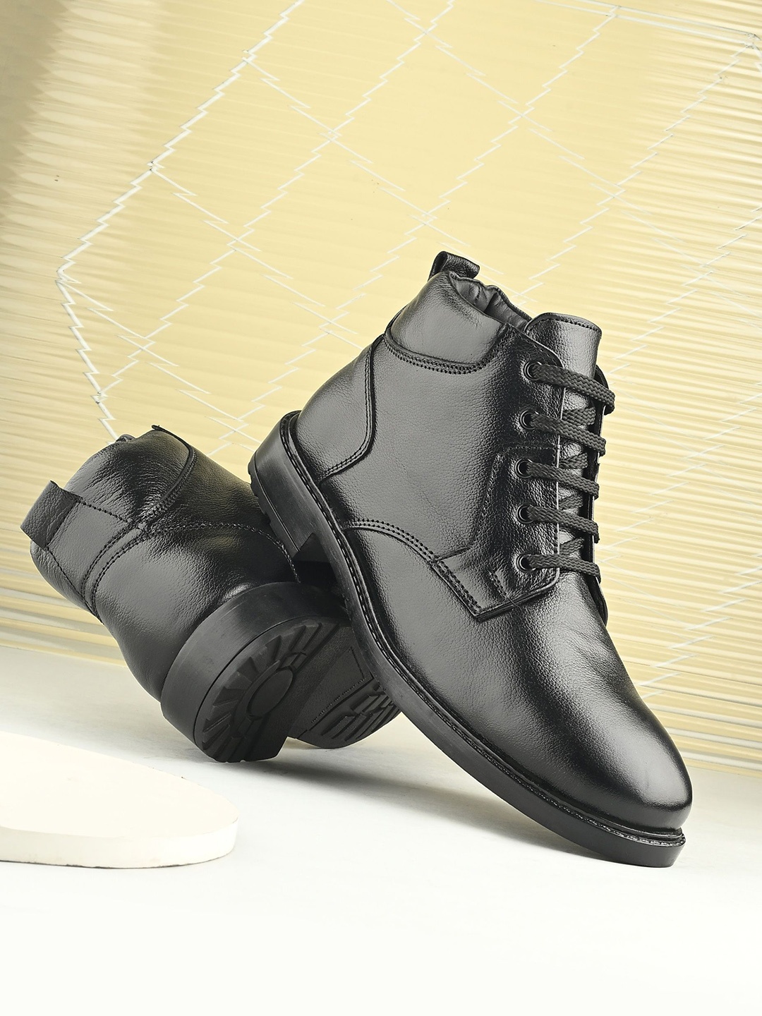 

The Roadster Lifestyle Co Men Textured Regular Boots, Black