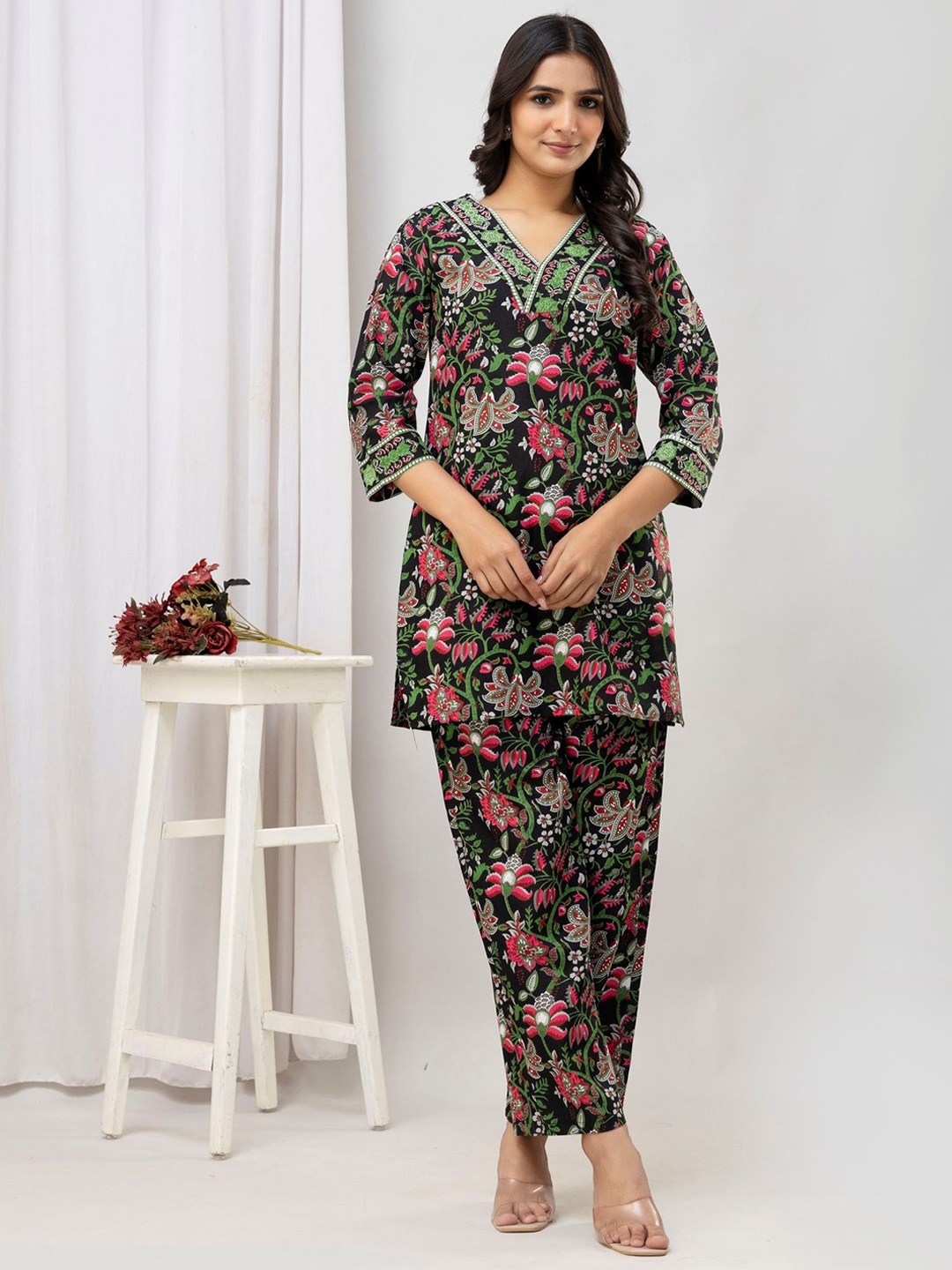 

FebQ Women Floral Printed Regular Patchwork Kurti with Trousers, Black