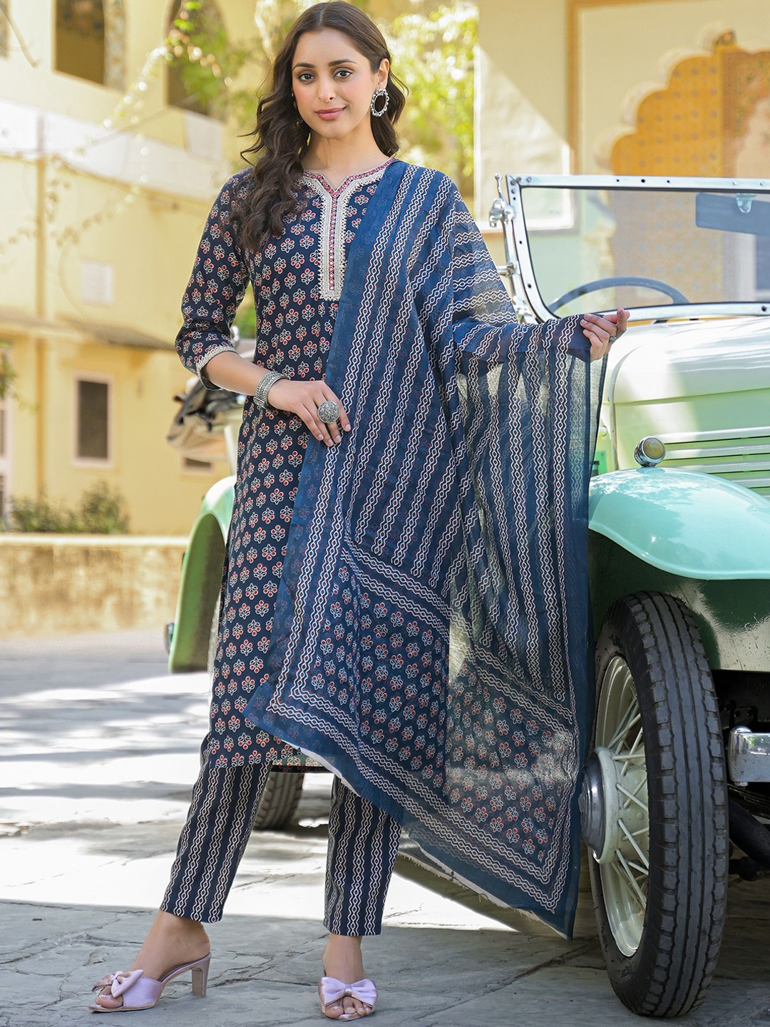 

KLOSIA Women Floral Printed Regular Kurta with Trousers & With Dupatta, Blue