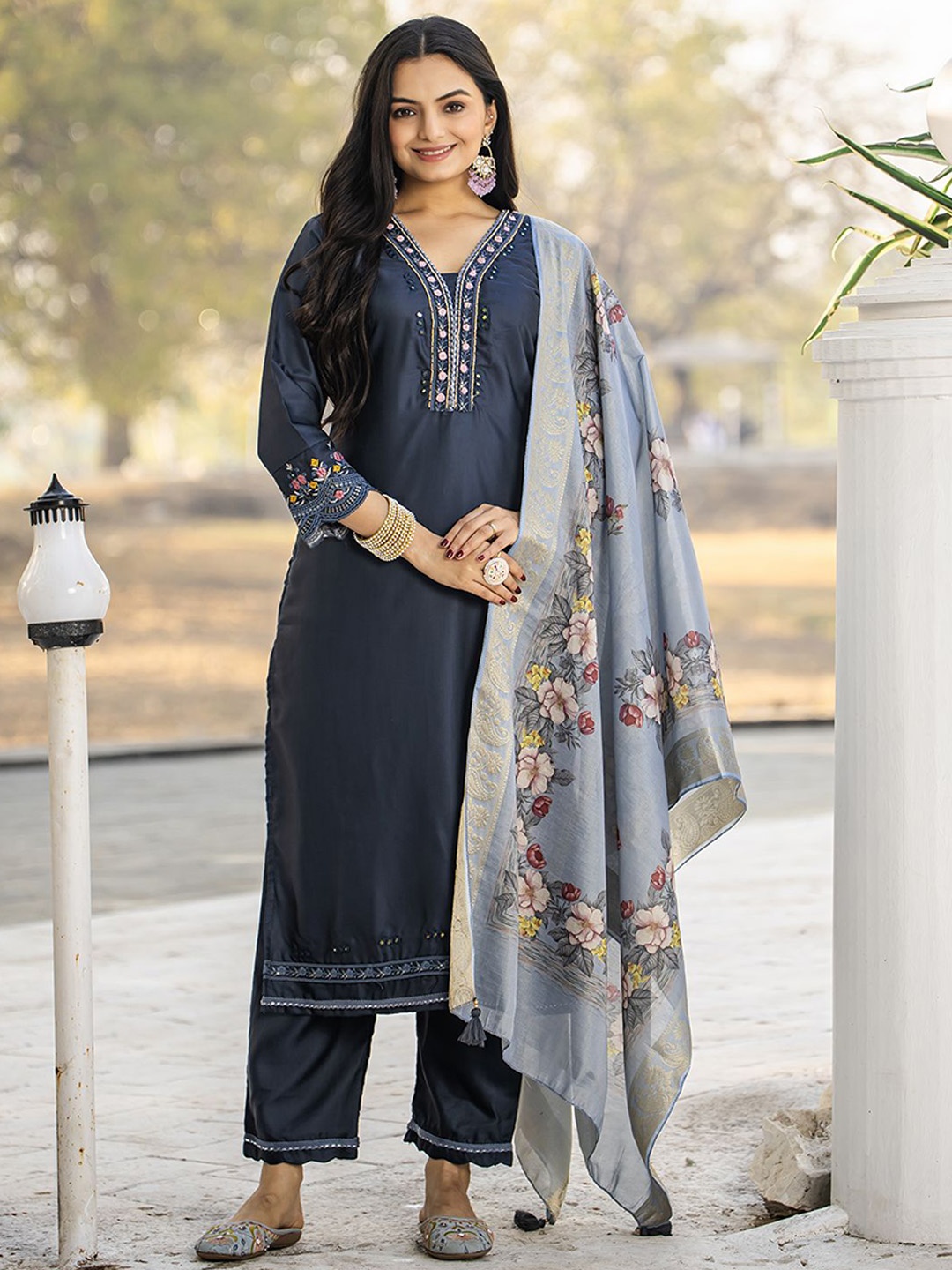 

MITTOO Women Embroidered Regular Kurti with Trousers & With Dupatta, Blue