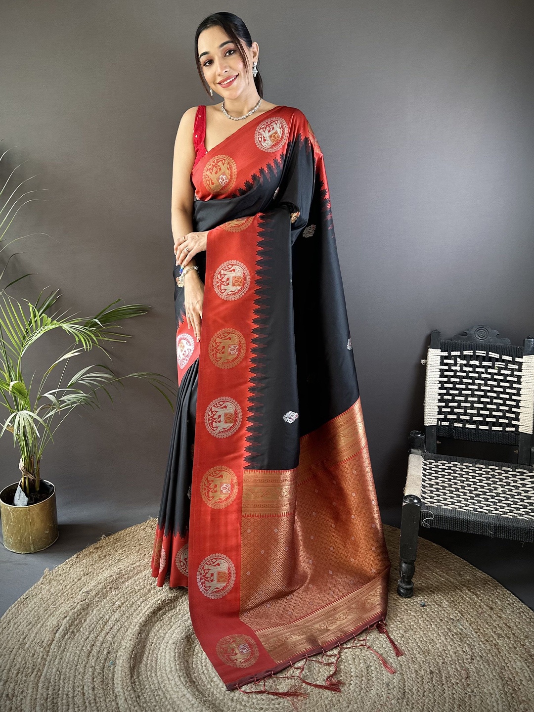 

DIVASTRI Woven Design Silk Blend Banarasi Saree, Black