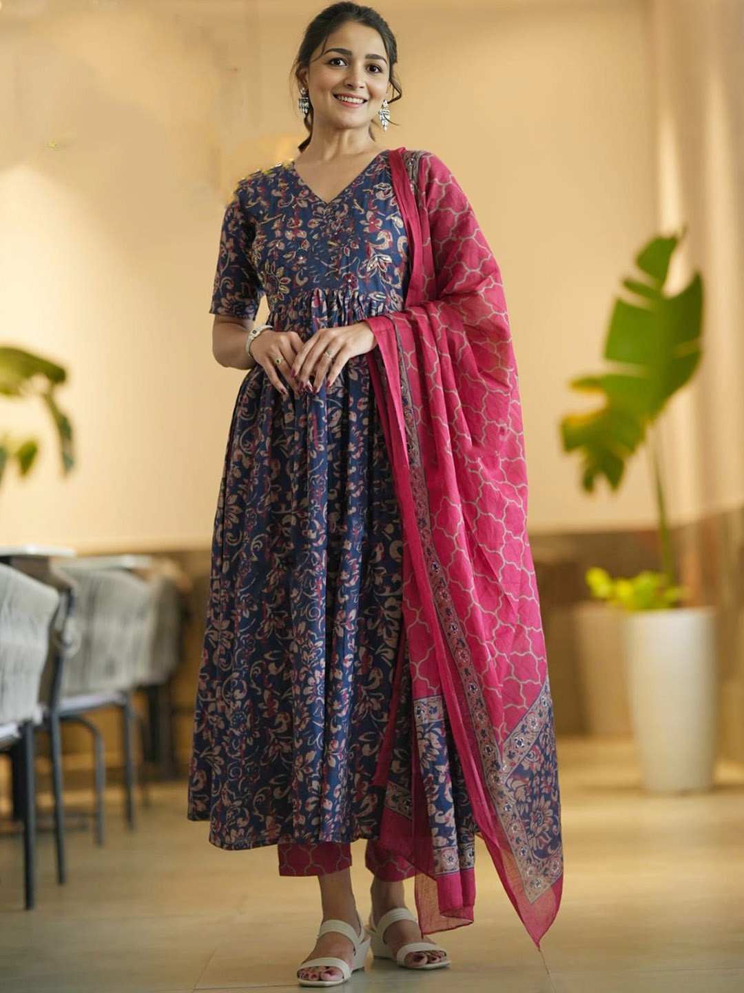 

JAIPURI BUNAAI Women Floral Printed Regular Kurti with Palazzos & With Dupatta, Blue