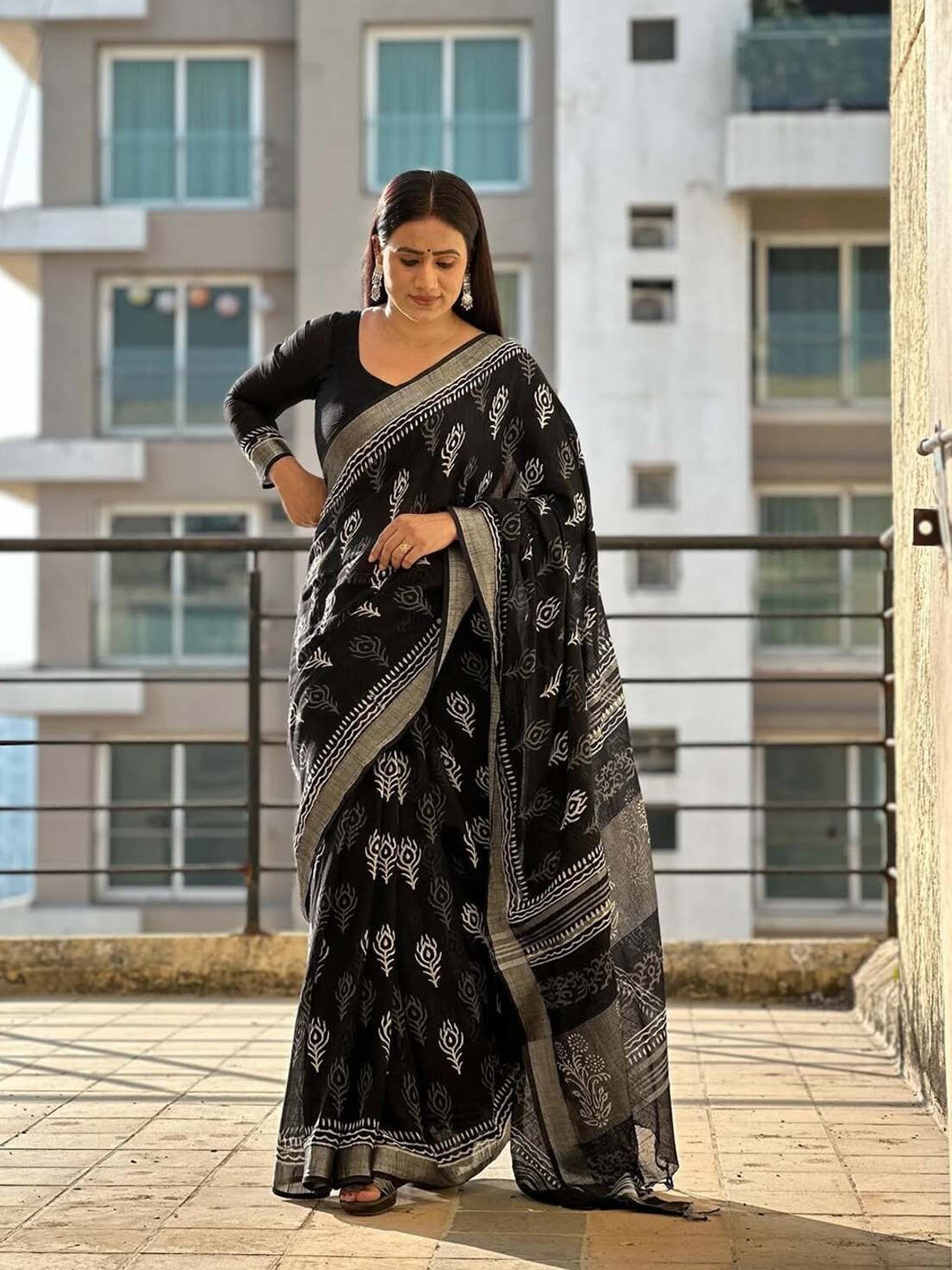 

vj fashion Floral Zari Saree, Black
