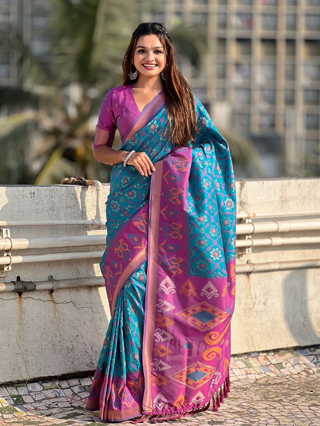 

DIVASTRI Woven Design Zari Silk Blend Patola Saree, Blue