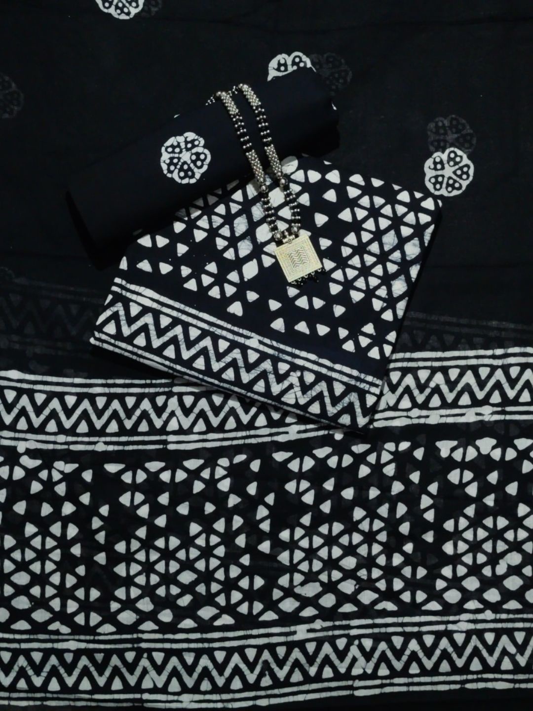 

Farooq Dyeing Geometric Printed Pure Cotton Unstitched Dress Material, Black