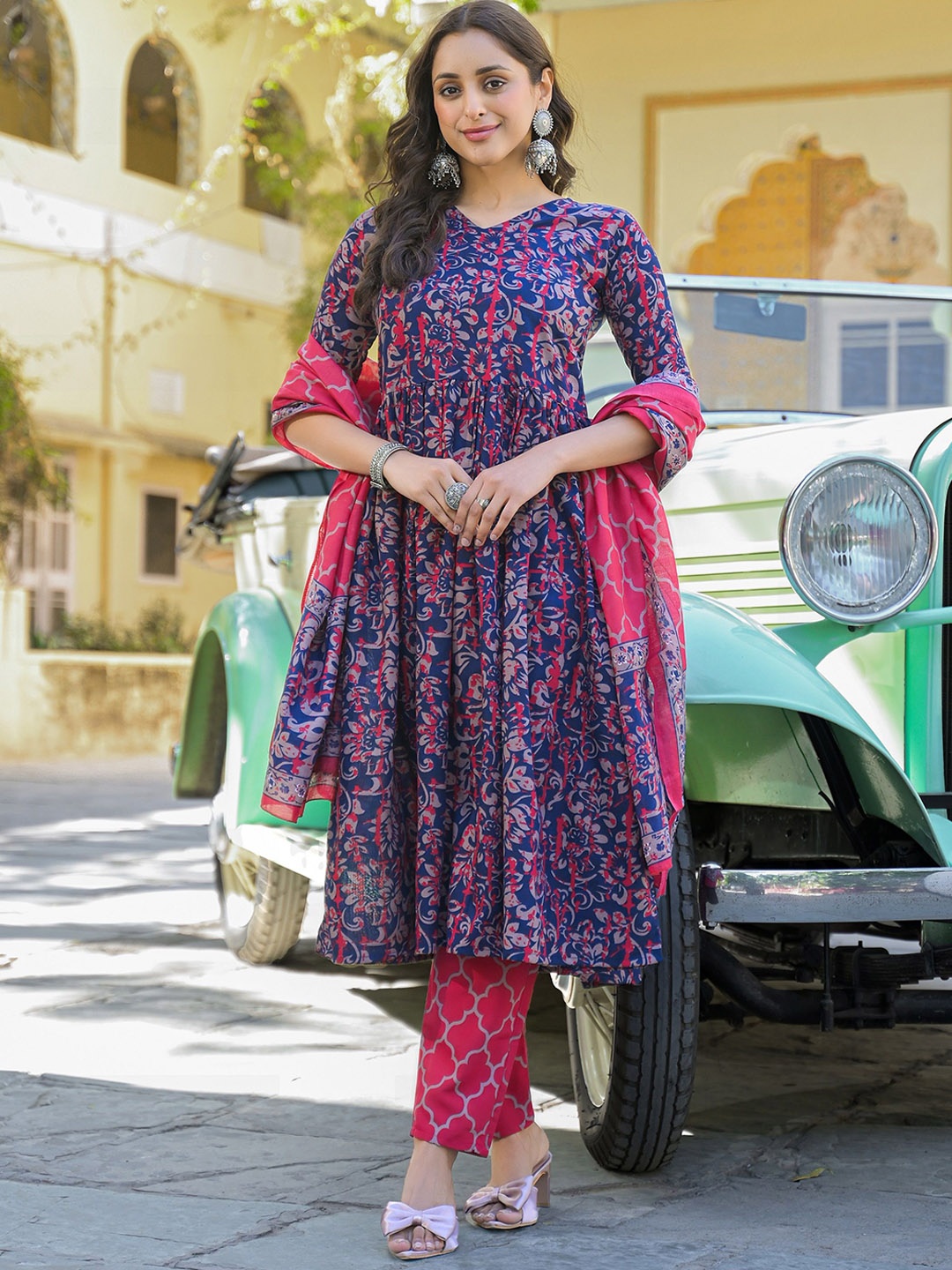 

KLOSIA Women Floral Printed Regular Kurta with Trousers & With Dupatta, Blue