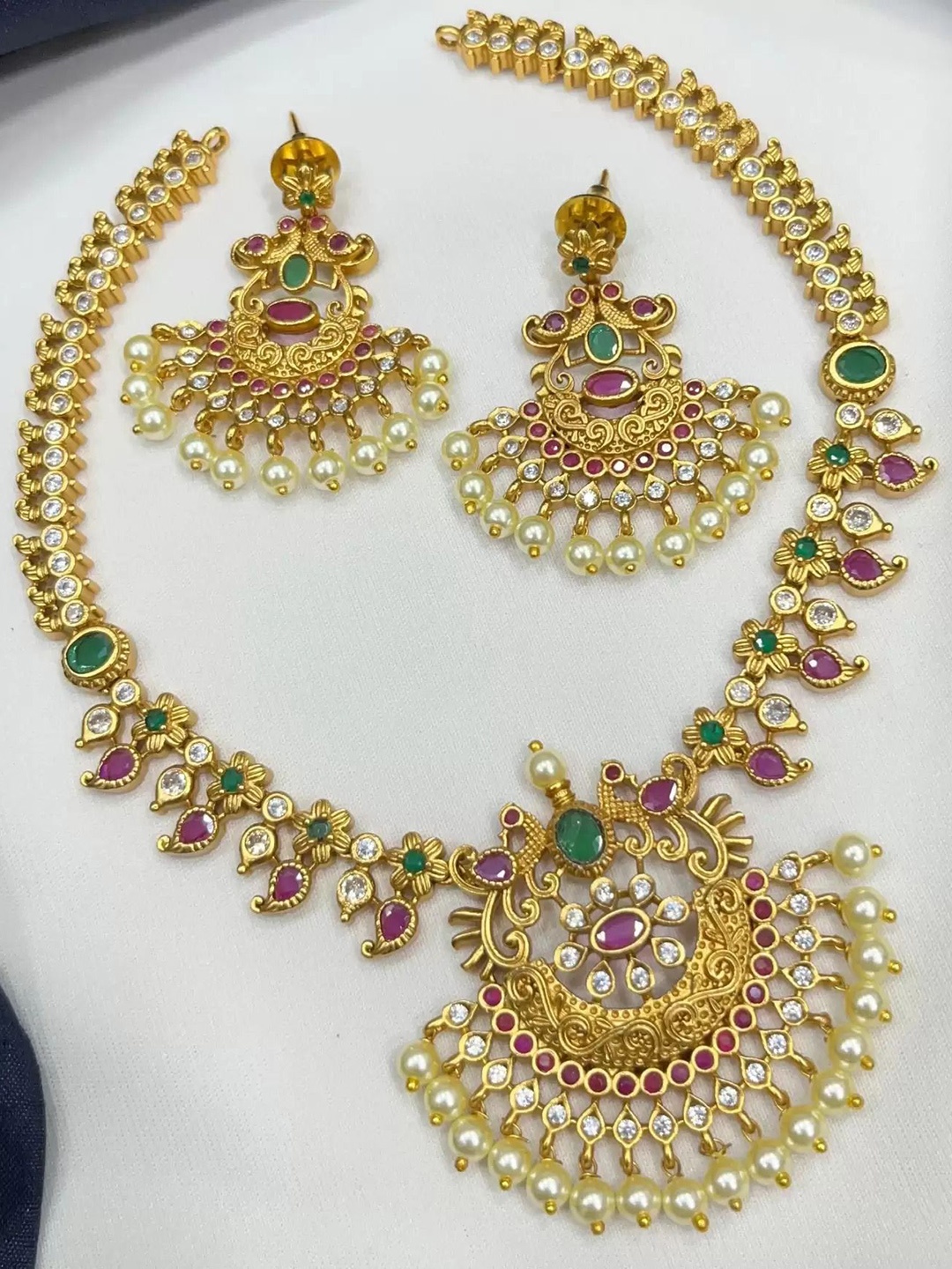 

Rujve Jewellery Gold-Plated Stone-Studded & Beaded Jewellery Set