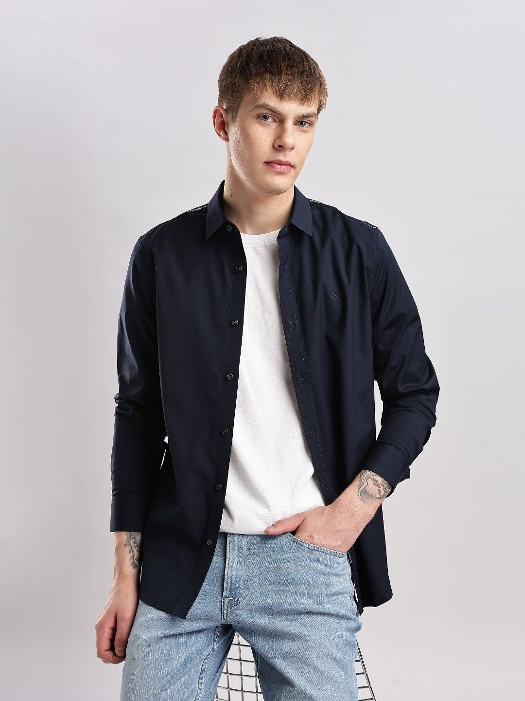

Calvin Klein Jeans Men Classic Slim Fit Opaque Casual Shirt, Navy blue