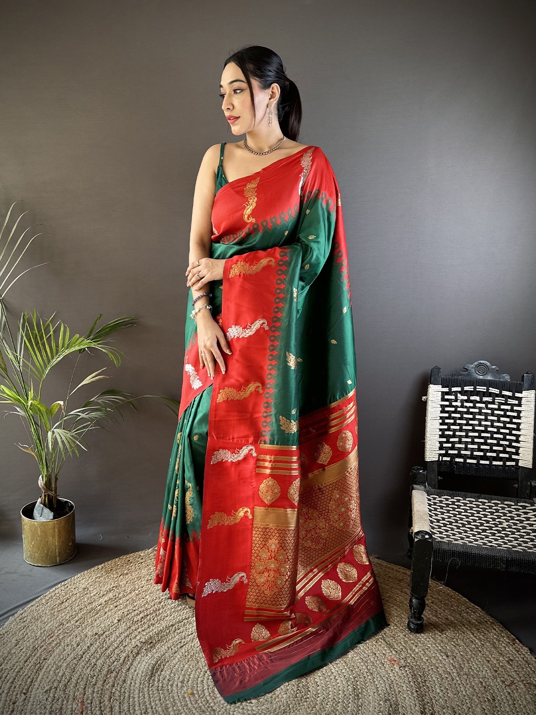 

DIVASTRI Woven Design Zari Silk Blend Banarasi Saree, Green