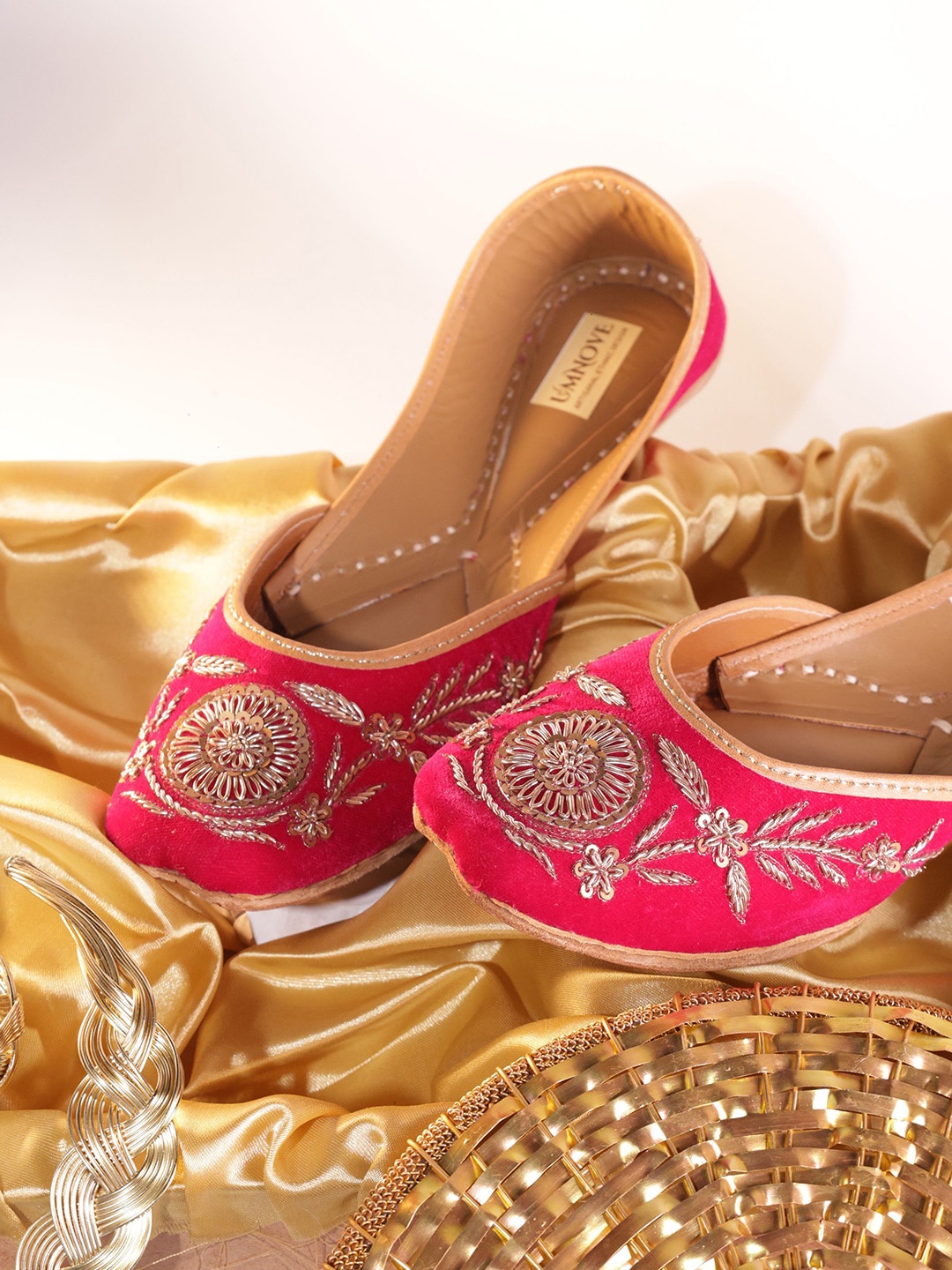 

UMNOVE Women Embellished Ethnic Mojaris with Embroidered Flats, Magenta
