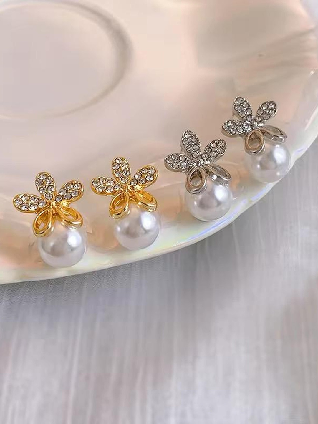 

MADDY SPACE Set of 2 Gold-Plated Floral Shaped Pearls Studs, White