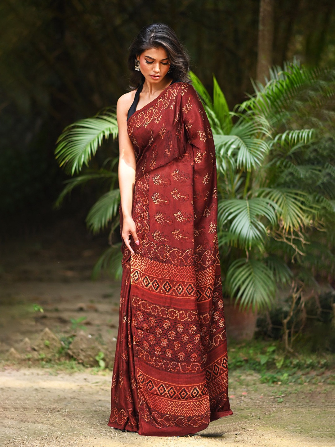 

Unnati Silks Floral Art Silk Block Print Saree, Maroon