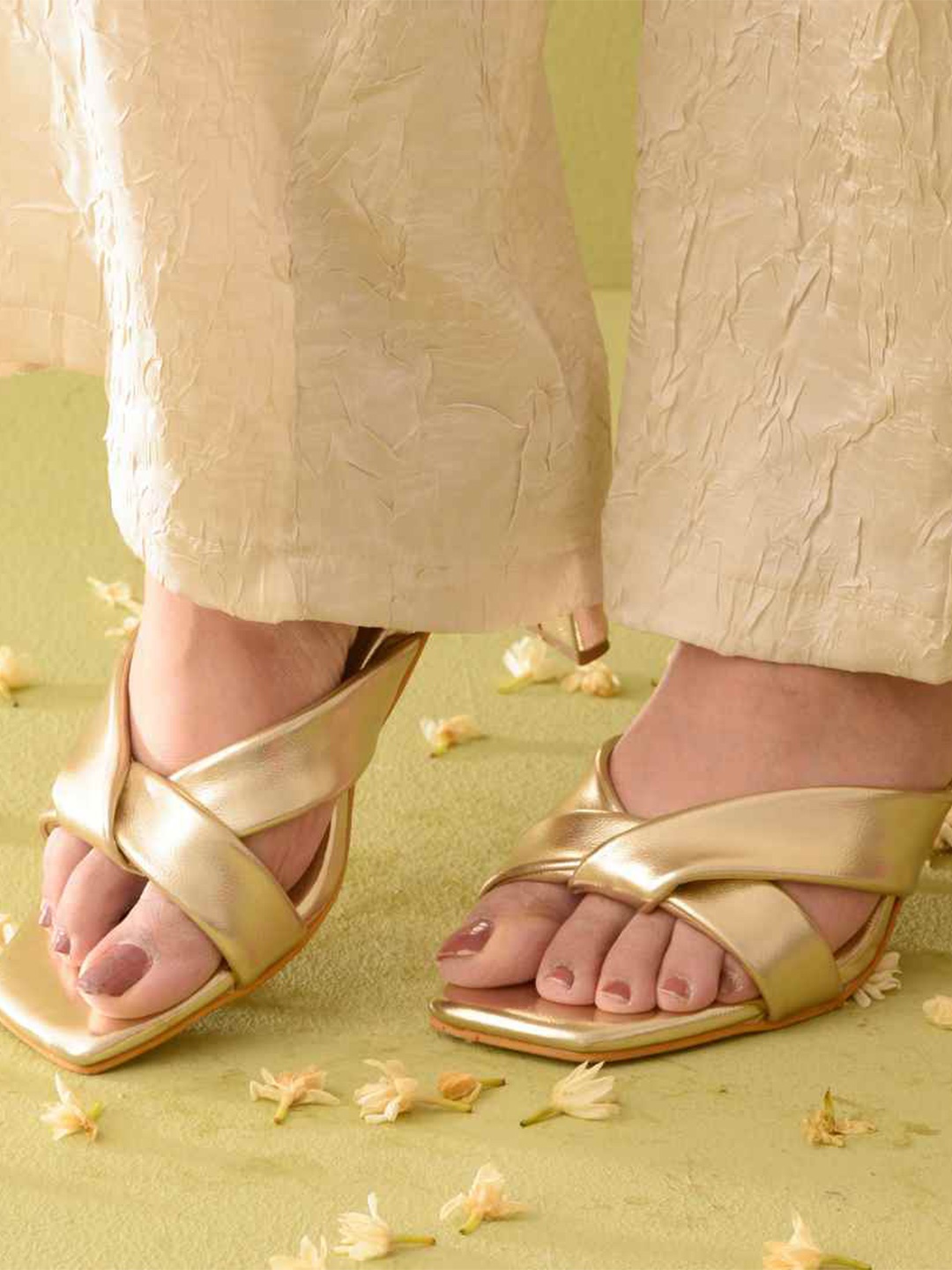 

Dip your Toes Block Pumps with Bows, Gold