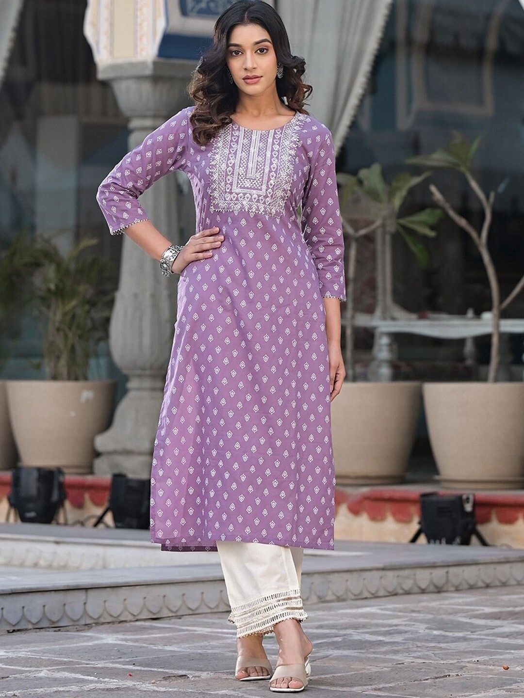 

PHYSIL Ethnic Motifs Embroidered Gotta Patti Cotton Straight Kurta, Peach