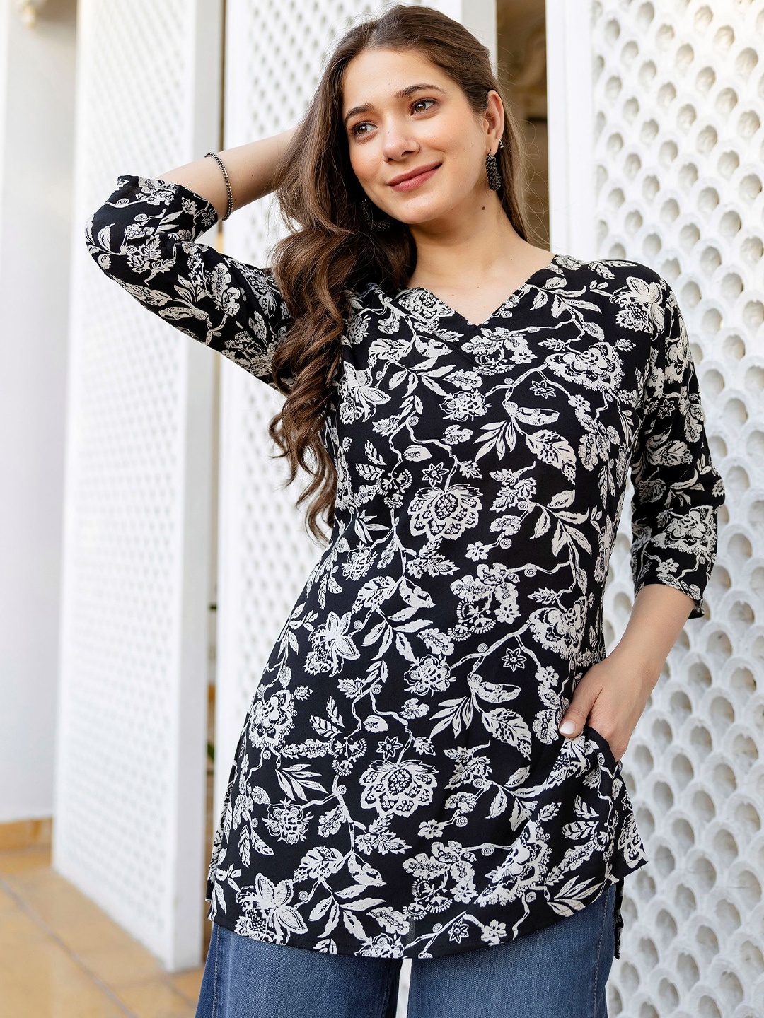 

Mialo fashion Floral Printed V-Neck Kurti, Black