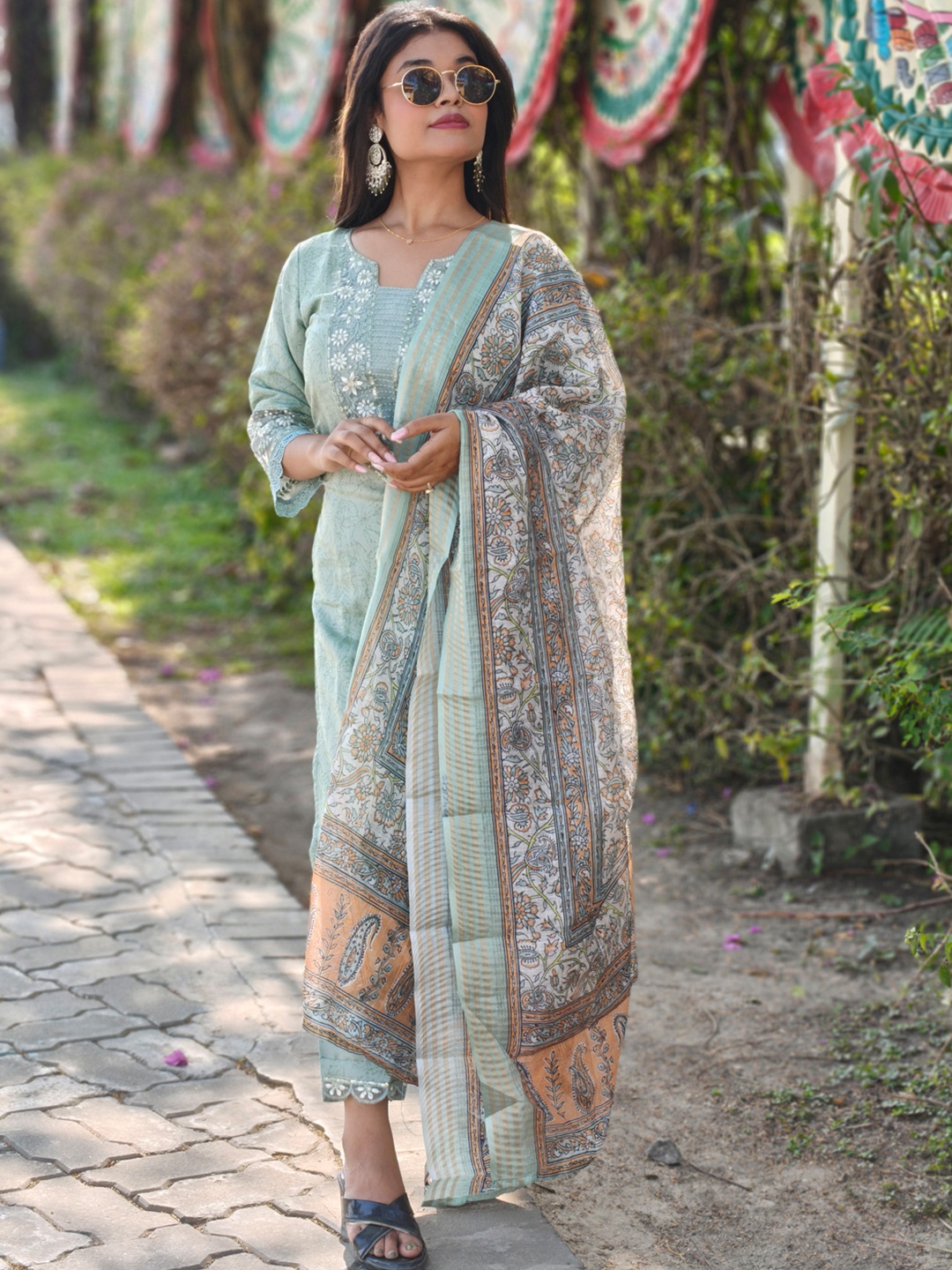 

VredeVogel Women Floral Embroidered Regular Kurta with Trousers & With Dupatta, Green