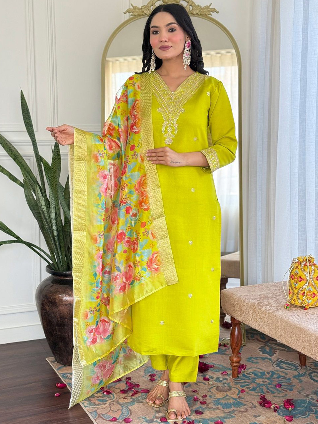 

KAUTIK FABRICS Women Embroidered Regular Thread Work Chanderi Silk Kurta with Trousers & With Dupatta, Green