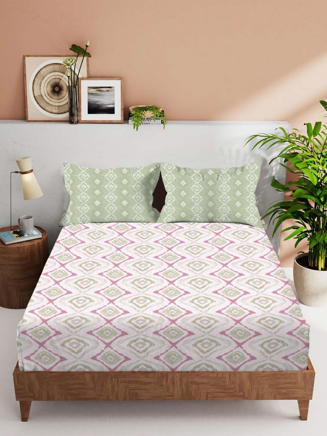 

VINTANA White & Green 210 TC King Bedsheet with 2 Pillow Covers