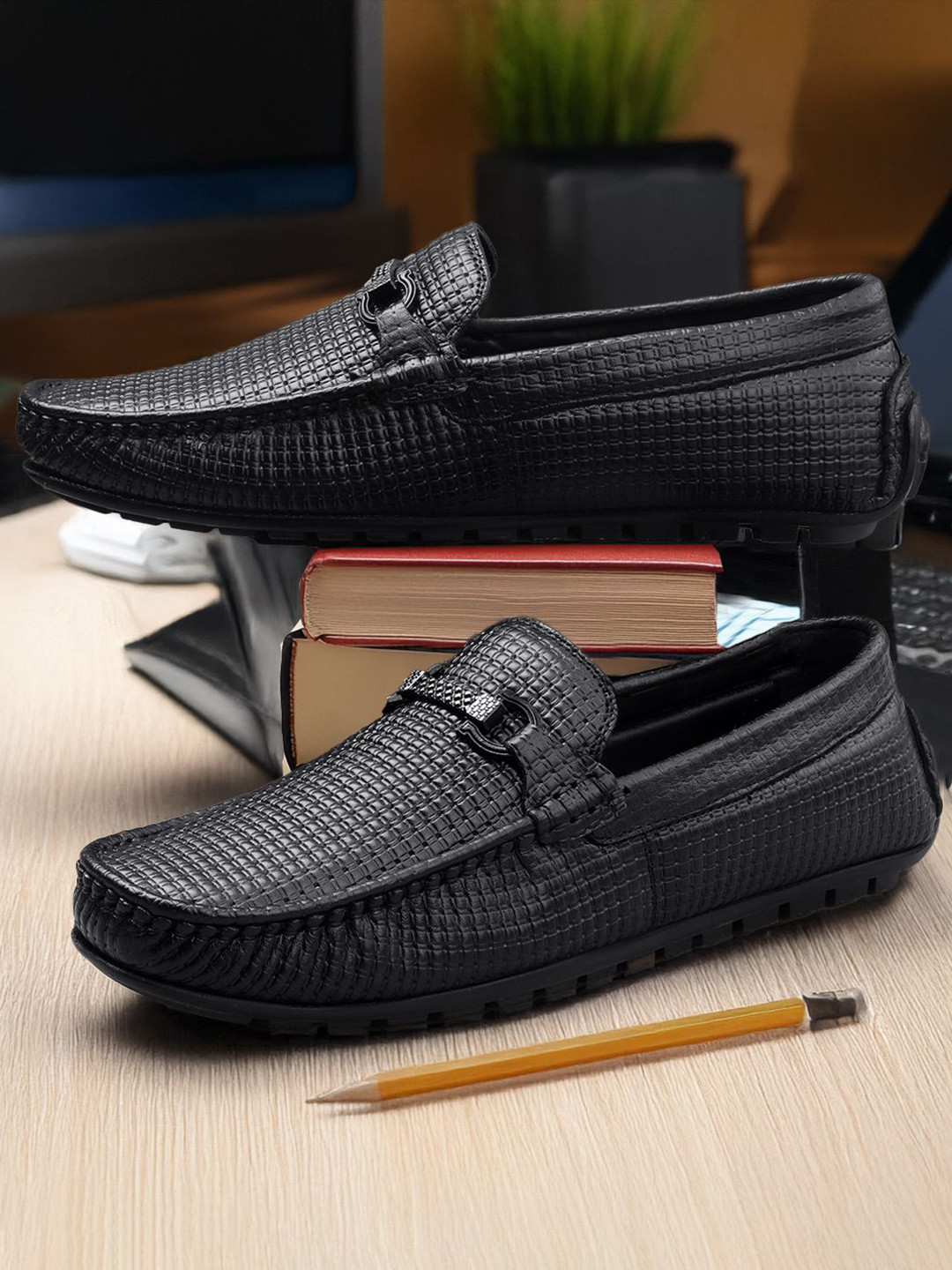 

Woakers Men Colourblocked Leather Loafers, Black