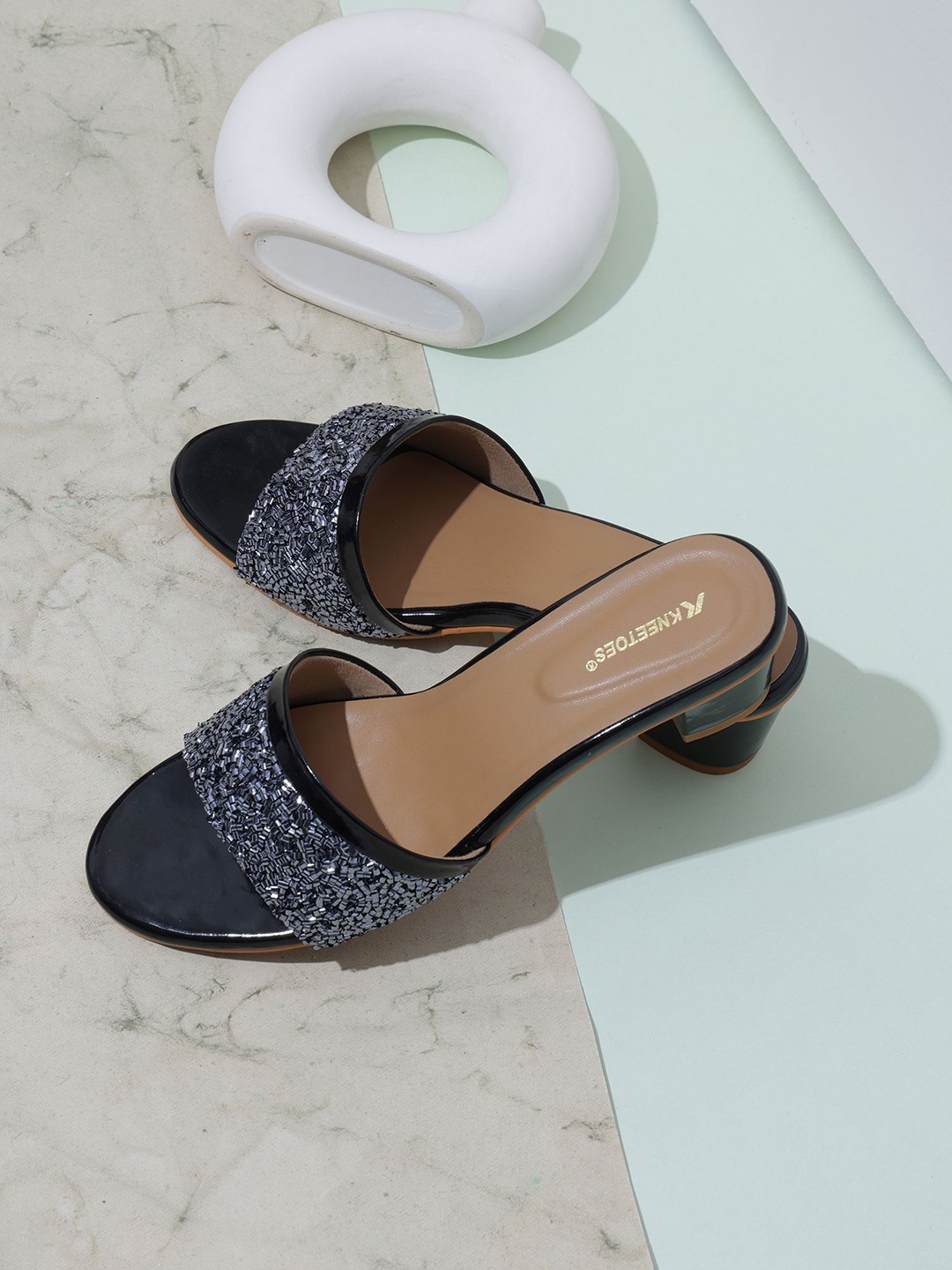

KNEETOES Women Embellished Fashion Flats, Black