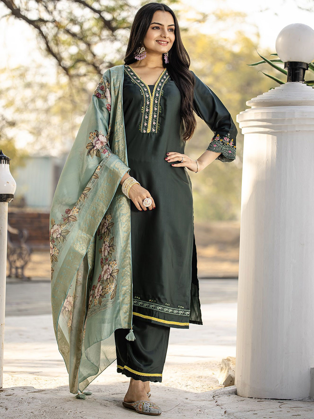 

MITTOO Women Embroidered Regular Kurti with Trousers & With Dupatta, Green