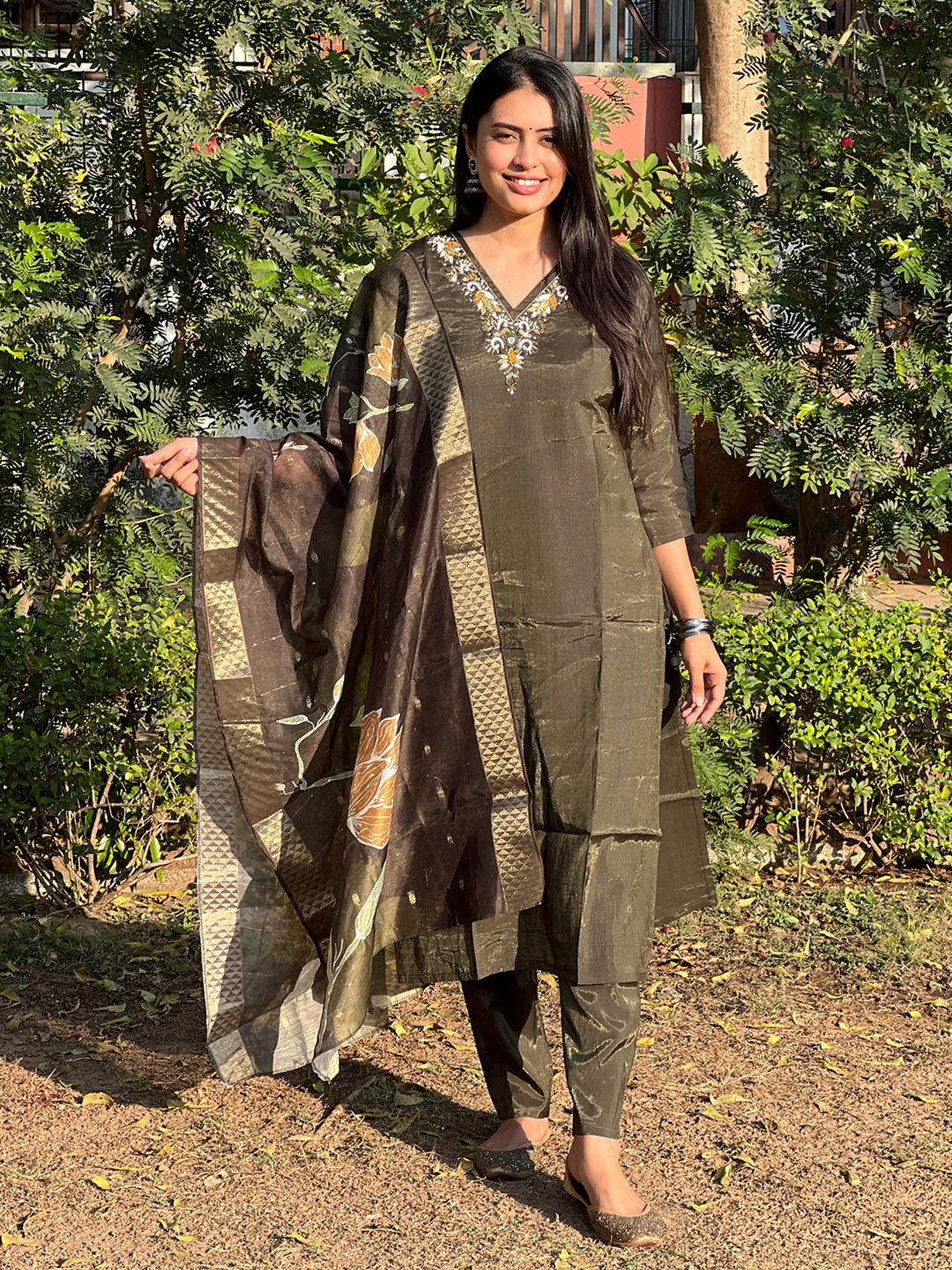 

VredeVogel Women Floral Embroidered Regular Kurta with Trousers & With Dupatta, Green