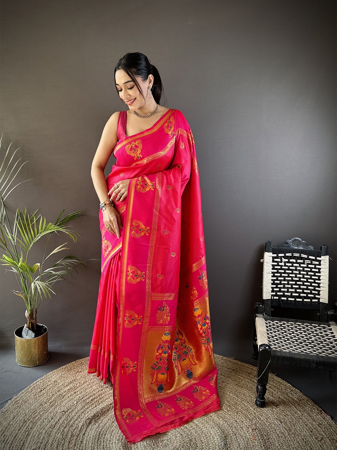 

DIVASTRI Woven Design Zari Silk Blend Paithani Saree, Pink