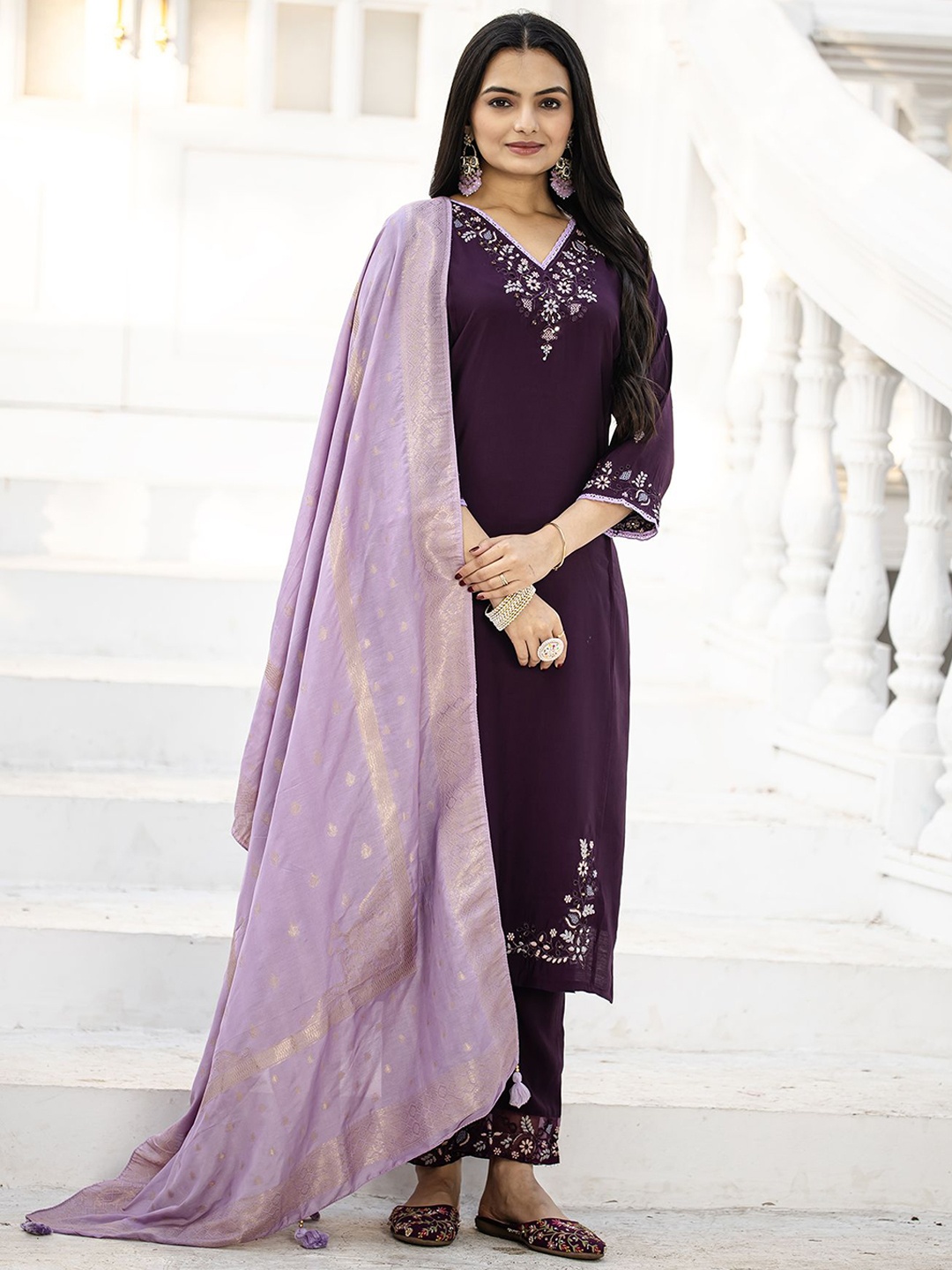 

MITTOO Women Ethnic Motifs Embroidered Regular Thread Work Kurta with Trousers & With Dupatta, Purple