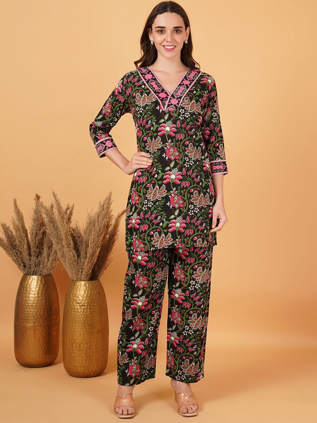 

GUDWEARS Women Floral Printed Regular Patchwork Kurti with Trousers, Black