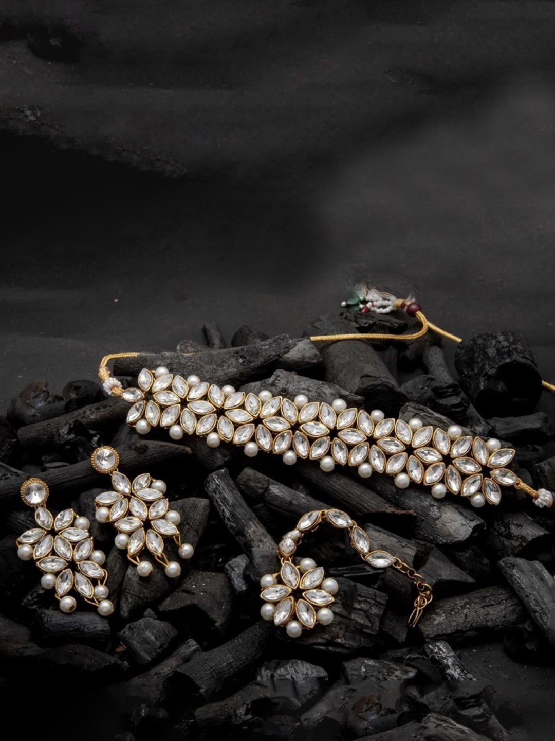 

VIPY HANGER Stone Studded & Beaded Jewellery Set, Gold