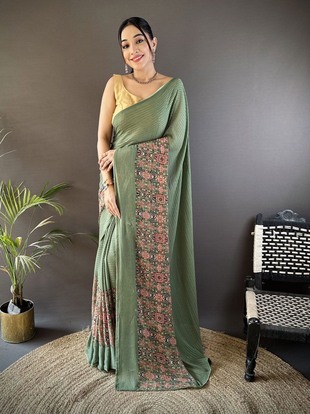 

DIVASTRI Embellished Sequinned Poly Georgette Saree, Green