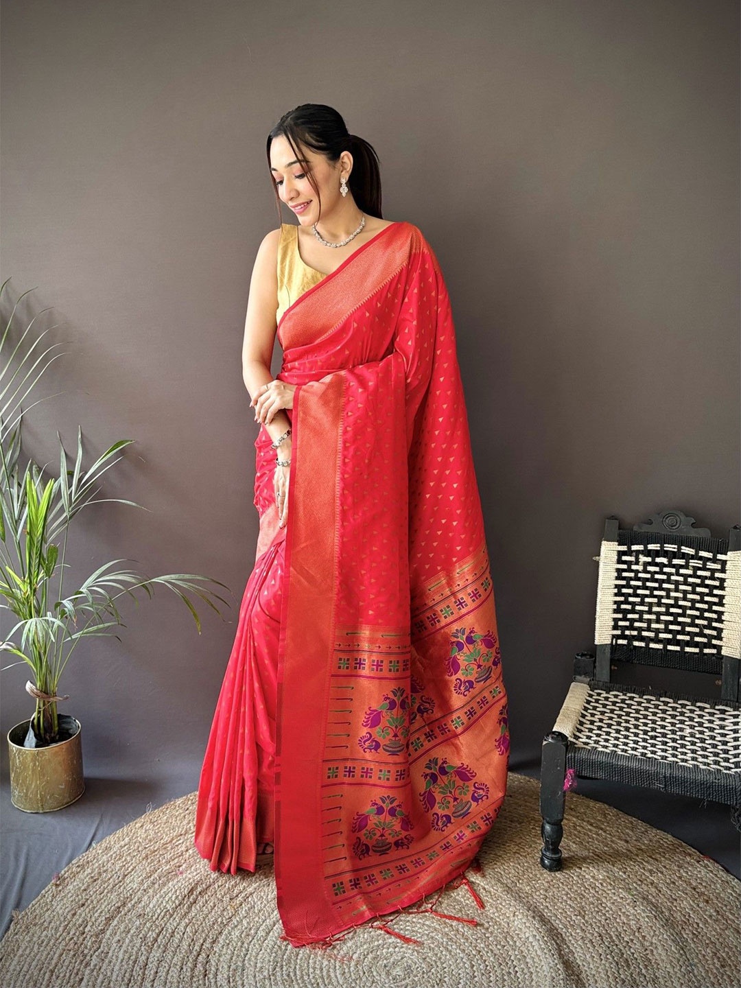 

Mitera Woven Design Zari Silk Blend Paithani Saree, Pink