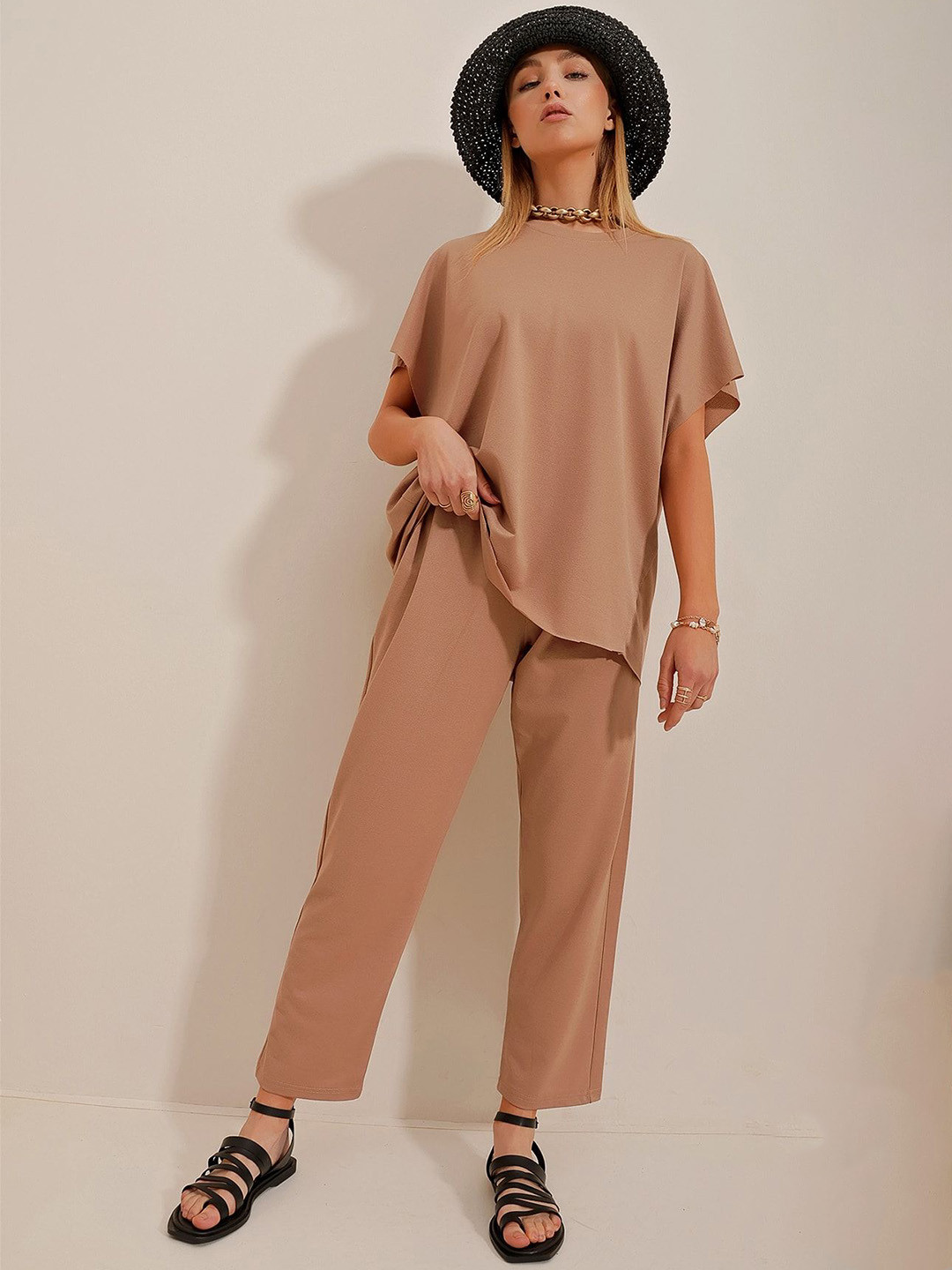 

Trend Alacati stili Round Neck Top & Trouser Co-Ord Set, Beige