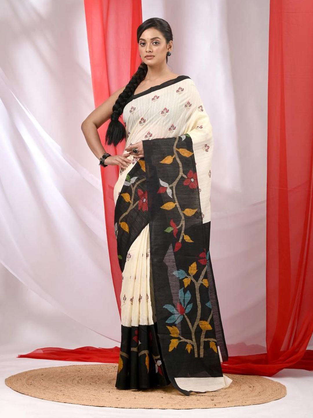 

VIBHAVARI Floral Silk Blend Saree, Off white