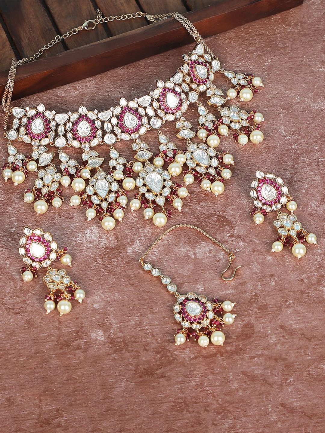 

AURAA TRENDS Gold-Plated Necklace Set