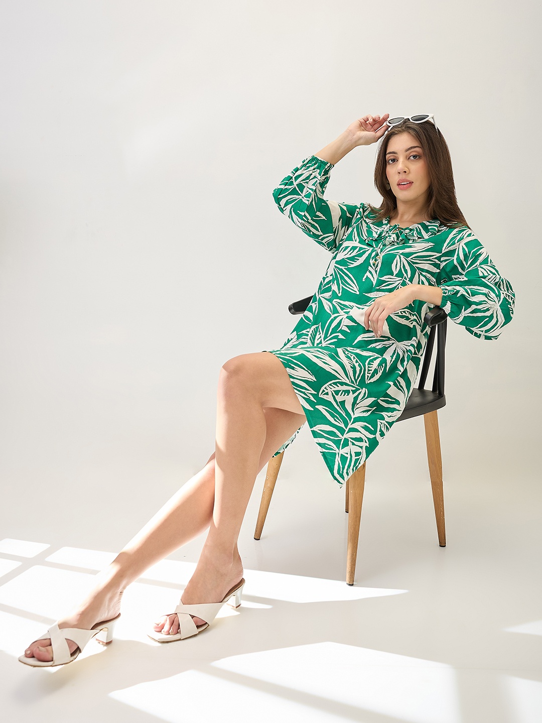 

Globus Tropical Print Ruffled V-Neck Bishop Sleeves Mini A-Line Dress, Green